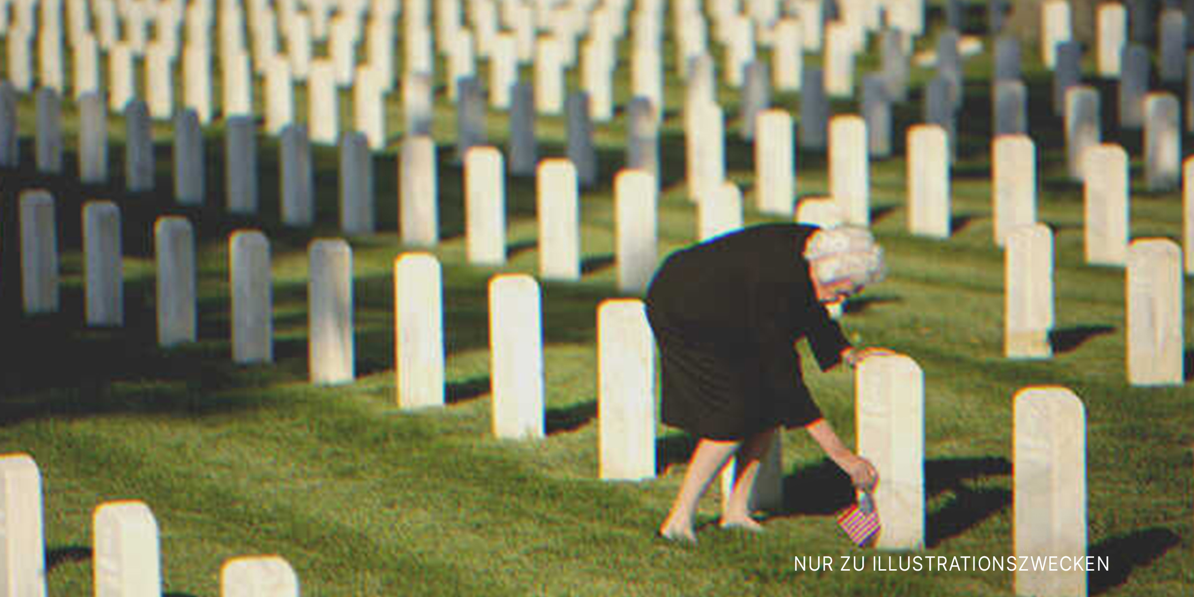 Eine alte Dame besucht den Grabstein ihres Sohnes. | Quelle: Getty Images