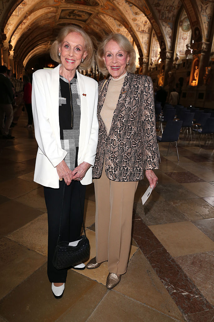 Alice Kessler und ihre Zwillingsschwester Ellen Kessler bei der Verleihung des Bayerischen Verdienstordens im Antiquarium der Residenz am 9. Juli 2025 in München | Quelle: Getty Images