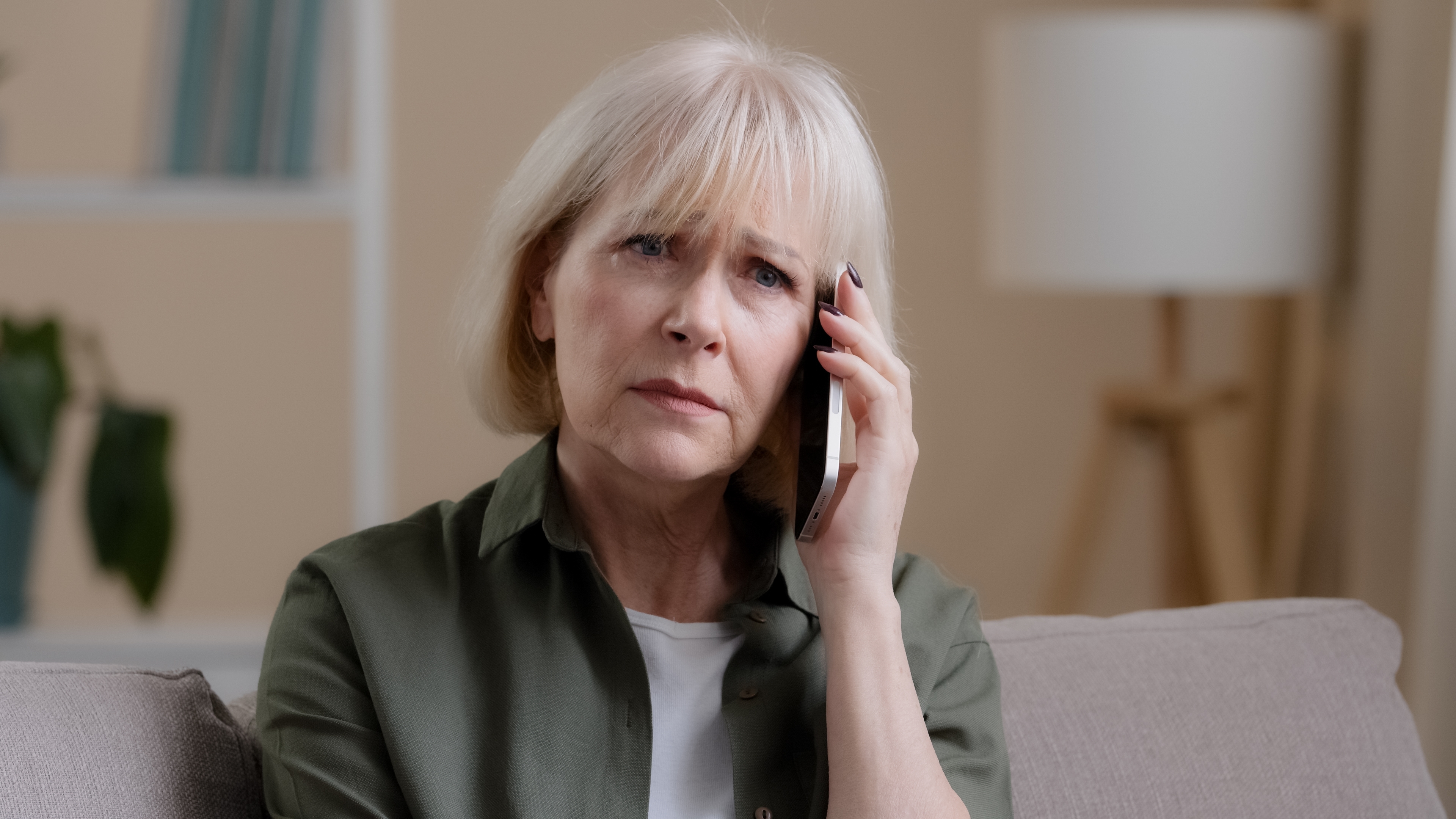 Eine besorgte ältere Frau beim Telefonieren | Quelle: Shutterstock