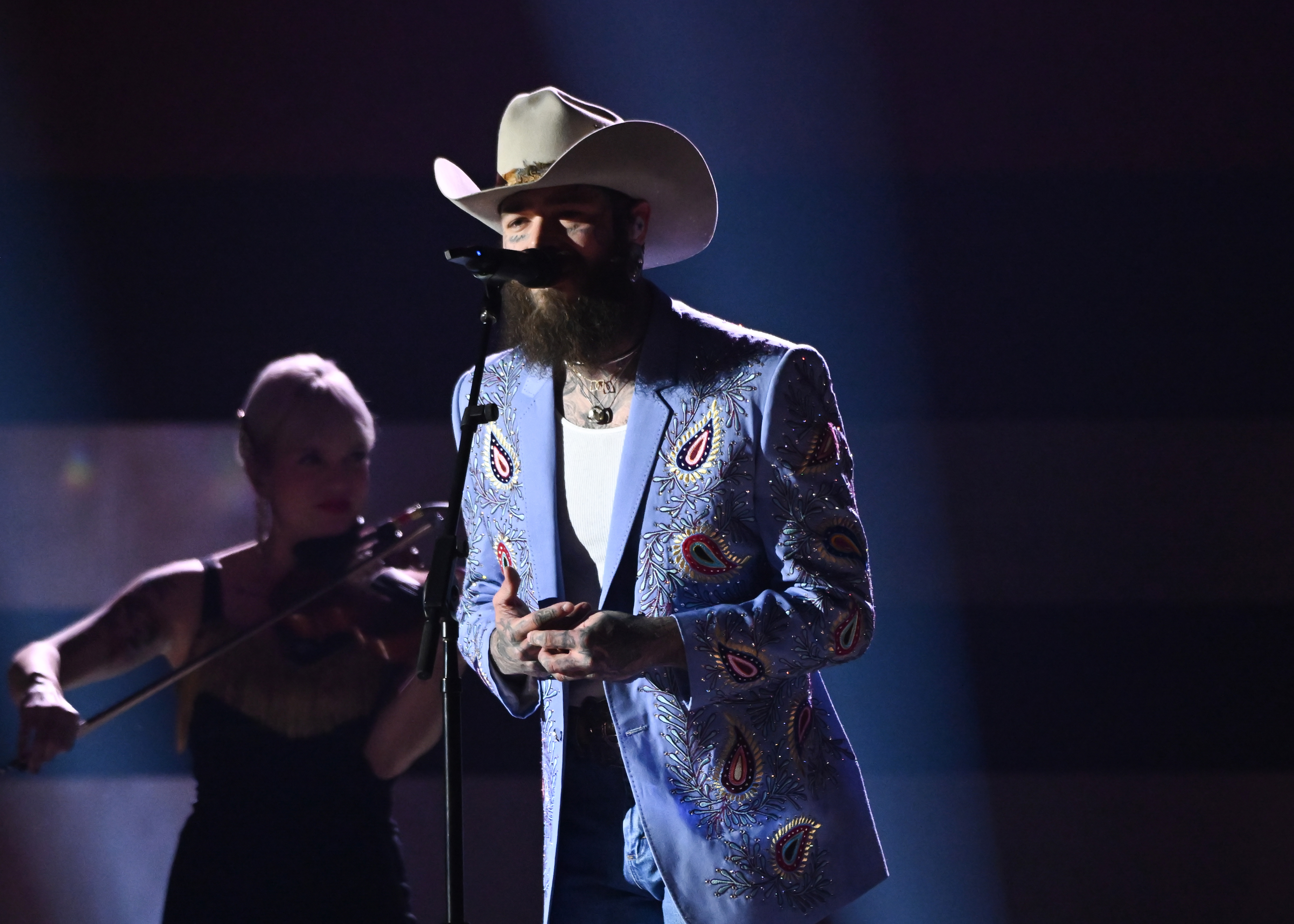 Post Malone tritt auf der Bühne der 58th Annual CMA Awards am 20. November 2024 in Nashville, Tennessee, auf. | Quelle: Getty Images