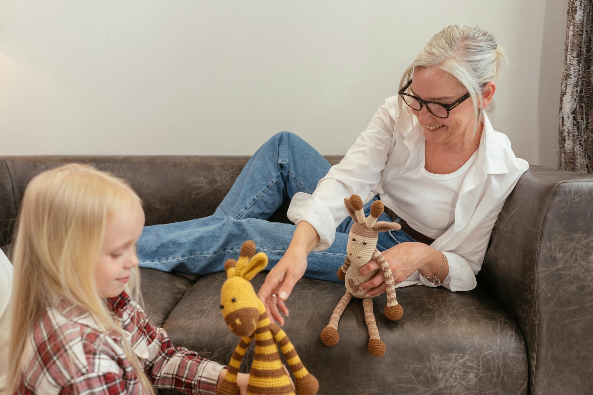 Ältere Frau spielt mit einem jungen Mädchen | Quelle: Pexels