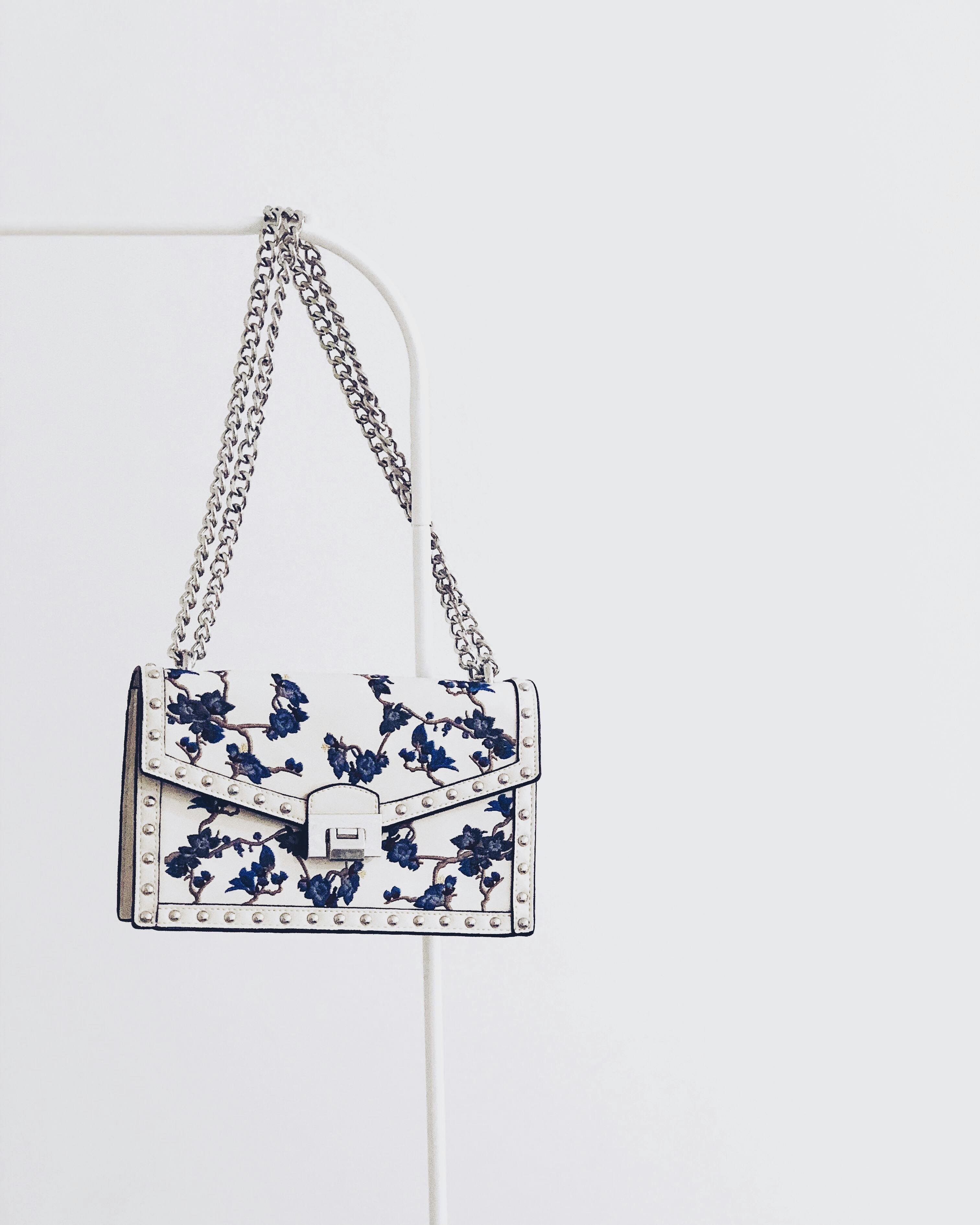 Eine Tasche mit blauen Details | Quelle: Pexels