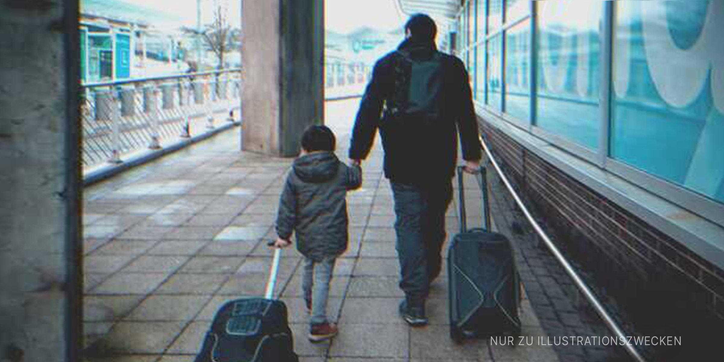 Mann, der mit einem kleinen Jungen spazieren geht | Quelle: Shutterstock