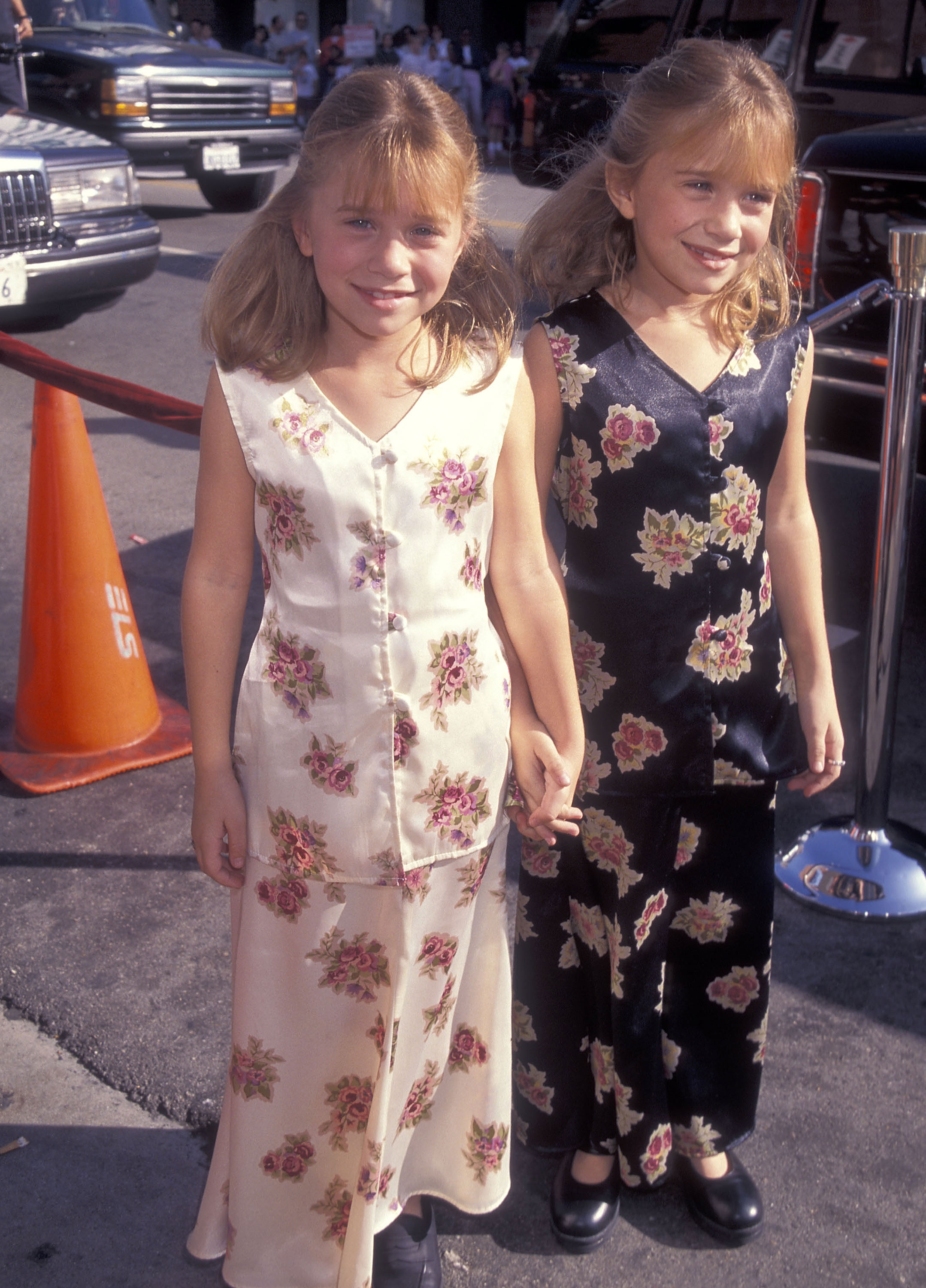 Mary-Kate und Ashley Olsen bei der "It Takes Two" Westwood Premiere am 11. November 1995 in Westwood, Kalifornien | Quelle: Getty Images