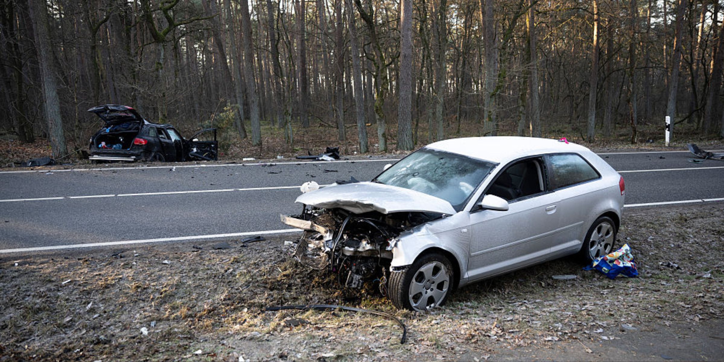 Zwei Autos nach einer Kollision am Straßenrand | Quelle: Getty Images