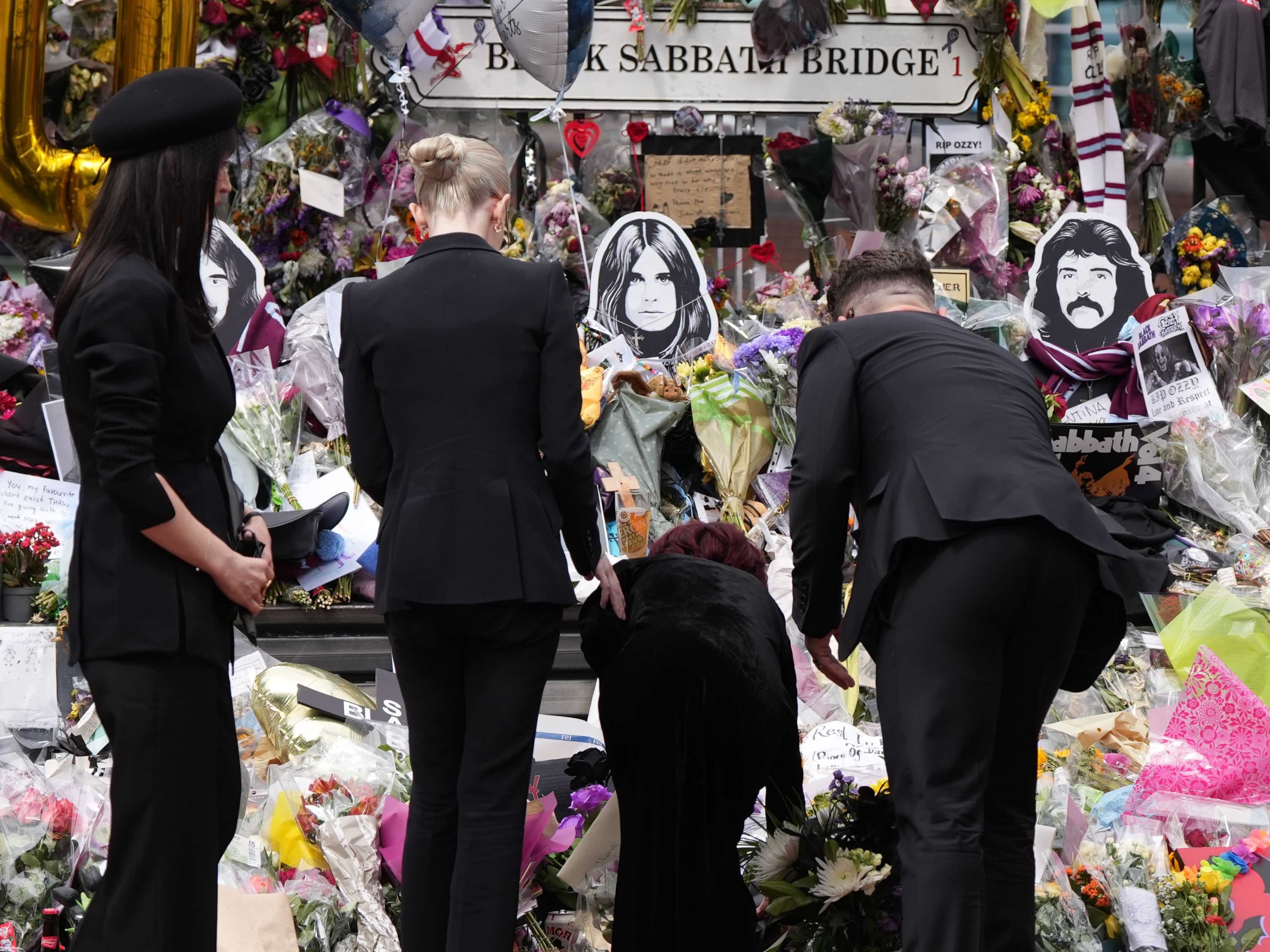Ozzy Osbournes Witwe Sharon Osbourne und ihre Kinder schauen sich die Blumensträuße während Ozzy Osbournes Beerdigung in Birmingham am 30. Juli 2025 an | Quelle: Getty Images