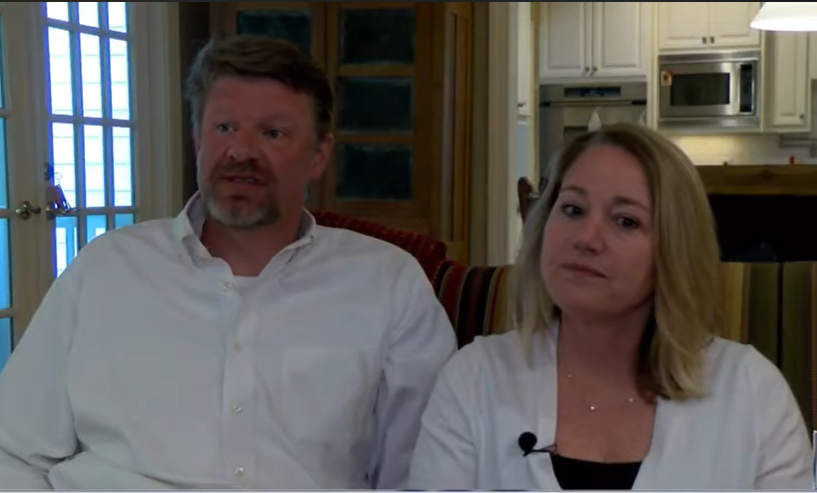 Die Eltern von Hunter Schafer, Mac und Katy, aus einem Video vom 14. Mai 2016 | Quelle: YouTube/@CBS17