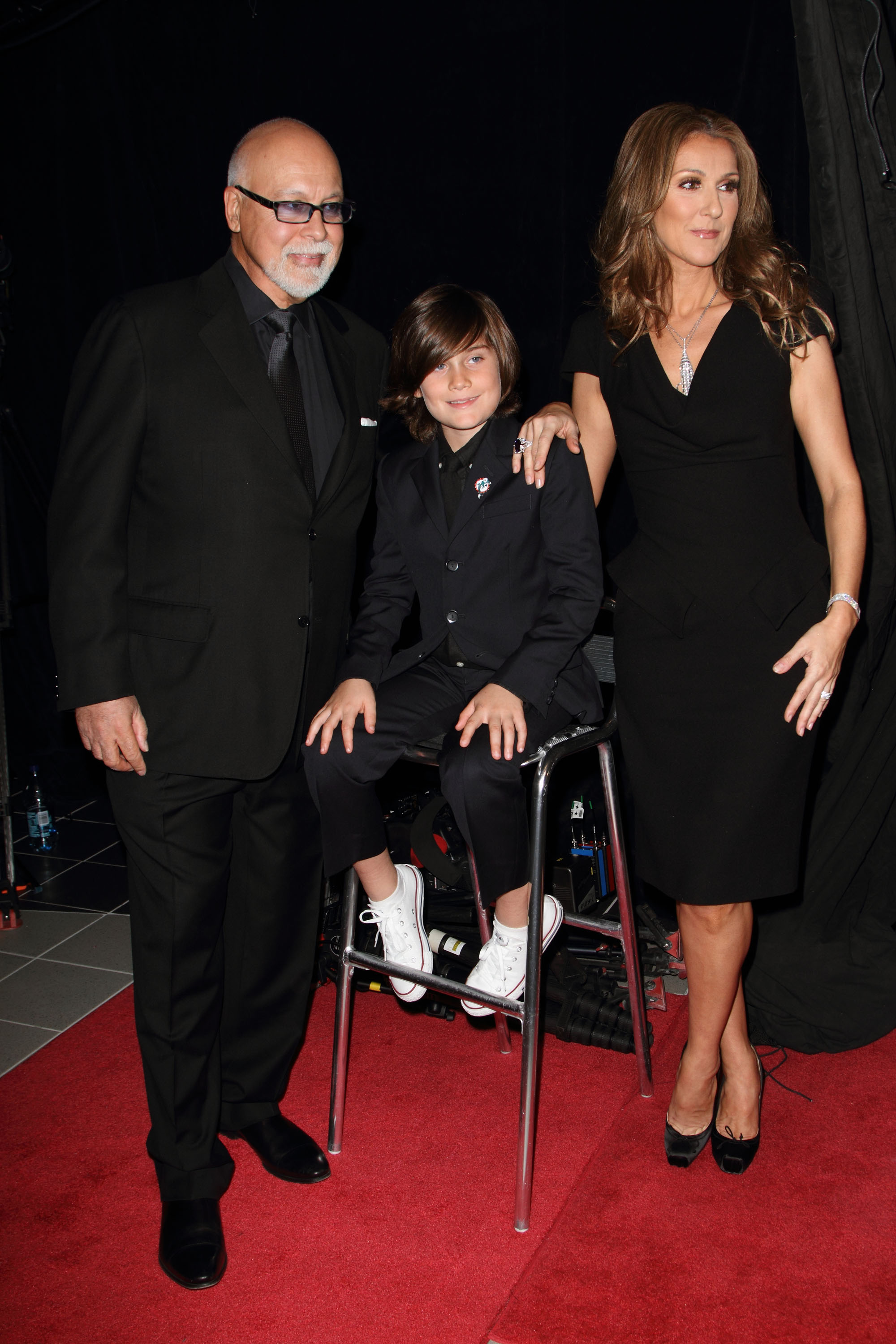 Rene Angelil, Rene-Charles Angelil und Celine Dion besuchen die Premiere von "Celine: Through The Eyes of The World" am 16. Februar 2010 in Miami Beach, Florida. | Quelle: Getty Images