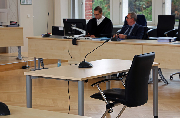Der Gerichtssaal des Landgerichts Rostock vor der Fortsetzung des Mordprozesses im Fall Fabian, mit dem Zeugentisch im Vordergrund; im Hintergrund Staatsanwalt Oliver Schley (l.) und Sachverständiger Peter Keiper, 7. Juli 2026. | Quelle: Getty Images