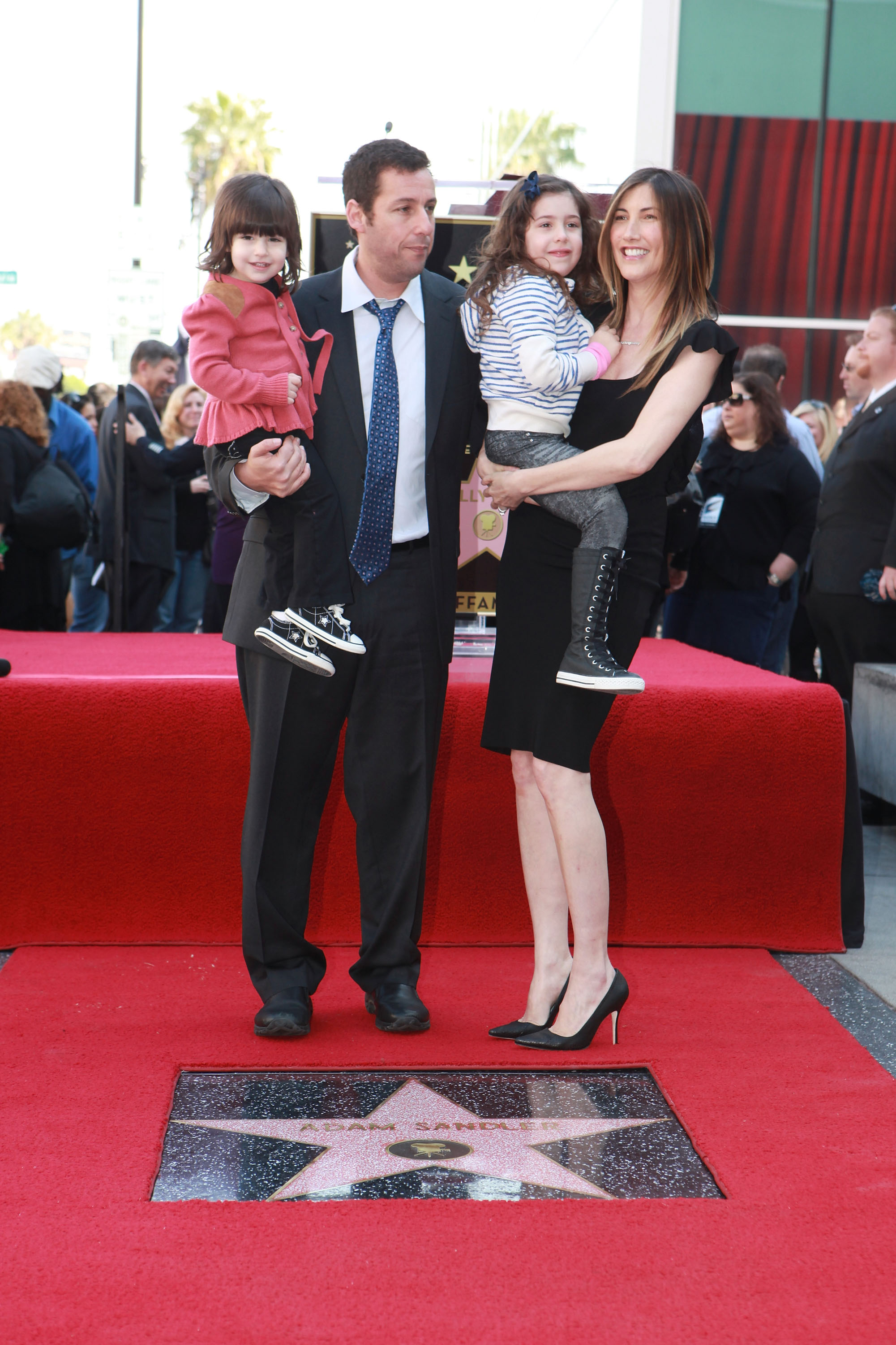 Adam mit Jackie, Sadie und Sunny Sandler bei der Verleihung seines Hollywood Walk of Fame Sterns am 1. Februar 2011. | Quelle: Getty Images