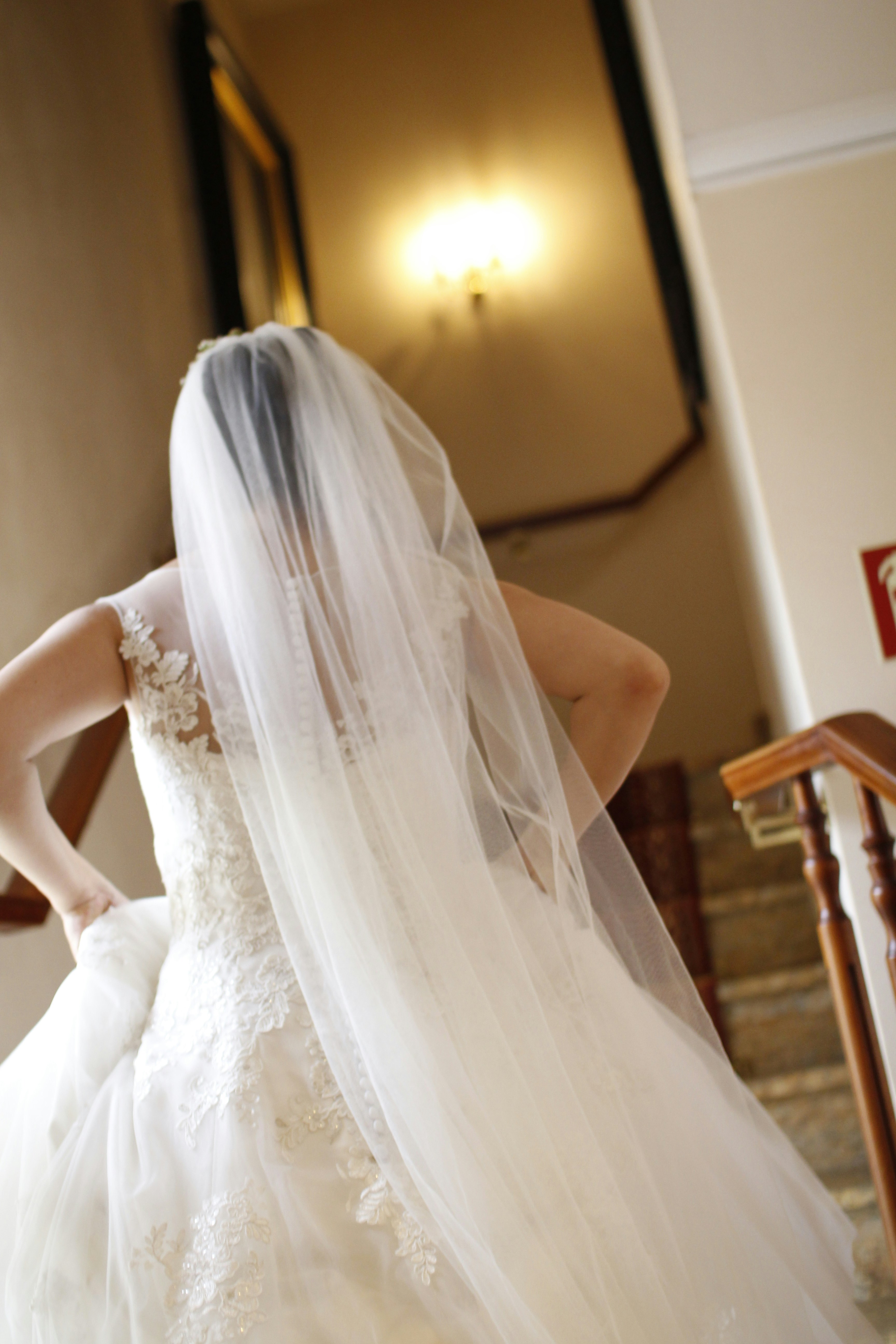 Eine Braut beim Laufen | Quelle: Unsplash