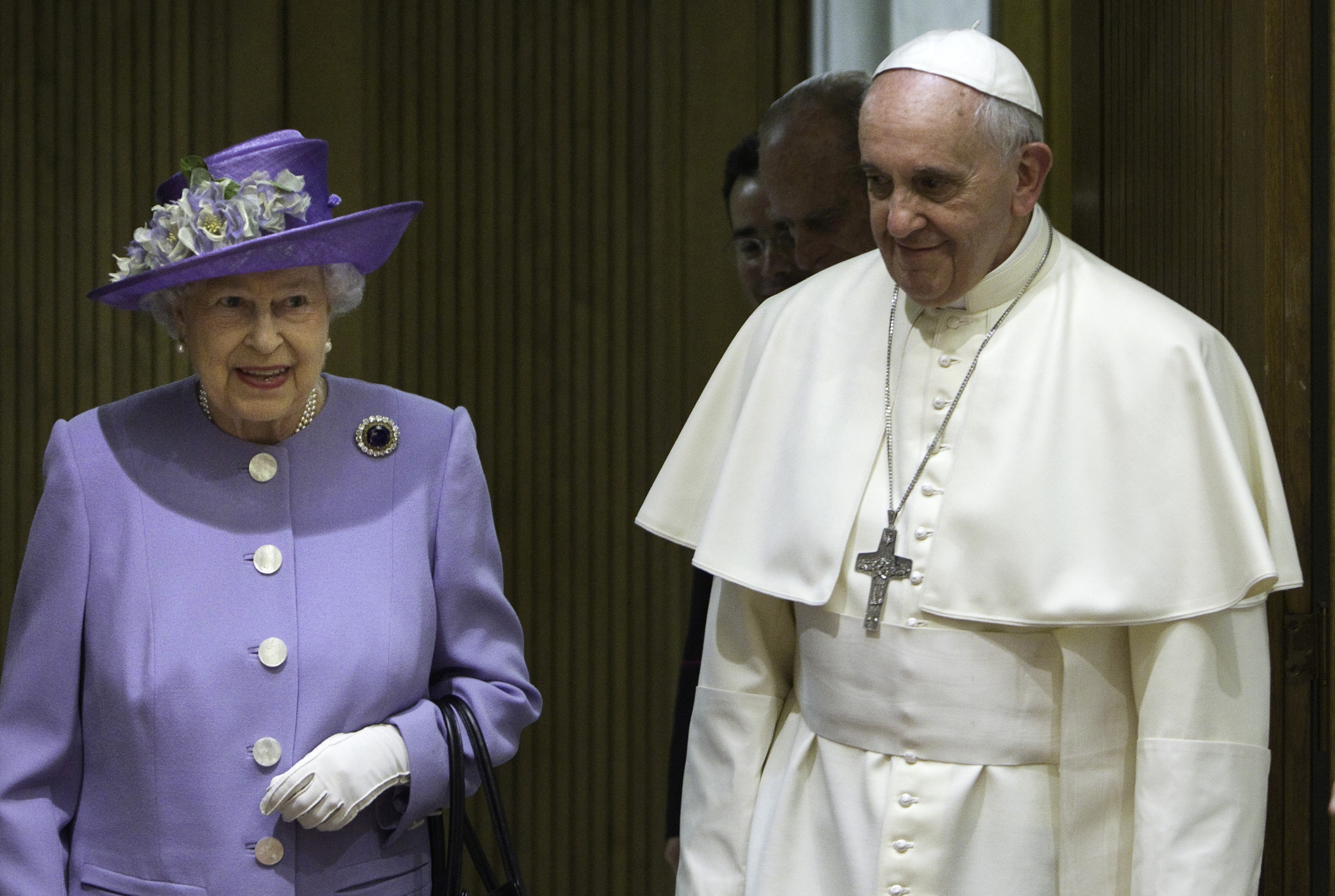 Die britische Königin Elizabeth und Papst Franziskus bei ihrem Treffen in der Vatikanstadt am 3. April 2014 | Quelle: Getty Images