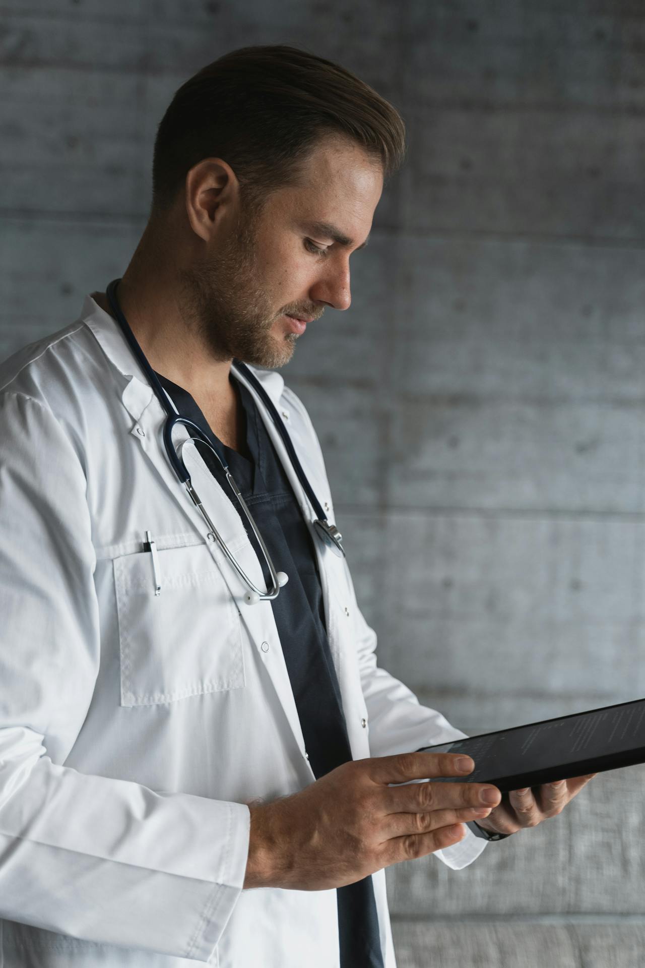 Ein Arzt hält ein digitales Tablet in der Hand | Quelle: Pexels