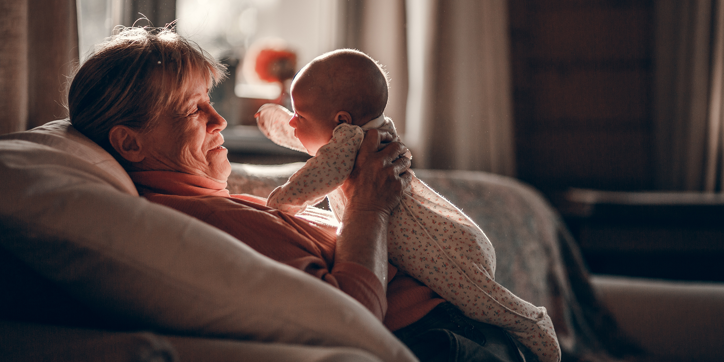 Eine ältere Frau beim Babysitten | Quelle: Shutterstock