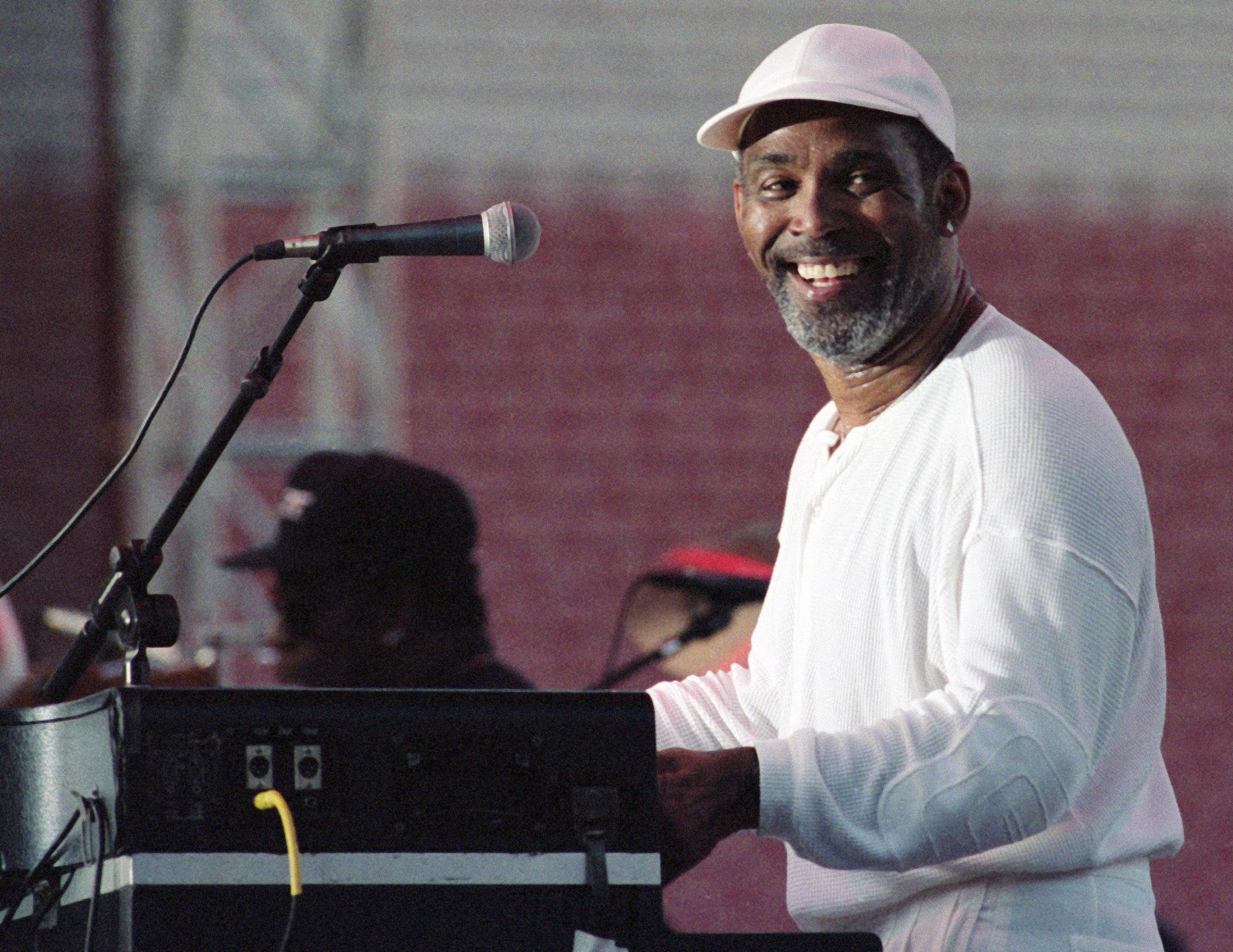 Frankie Beverly von der Gruppe Maze tritt während des Budweiser SuperFestes in Los Angeles, Kalifornien, am 27. Juni 1998 auf der Bühne auf | Quelle: Getty Images