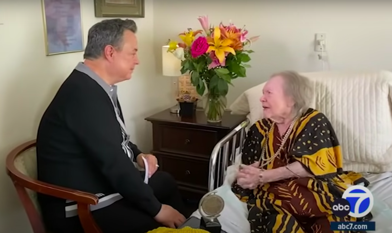 Glynis Johns im Gespräch mit einem Interviewer in ihrem Zimmer im Altersheim am 5. Oktober 2023 | Quelle: YouTube/ABC7