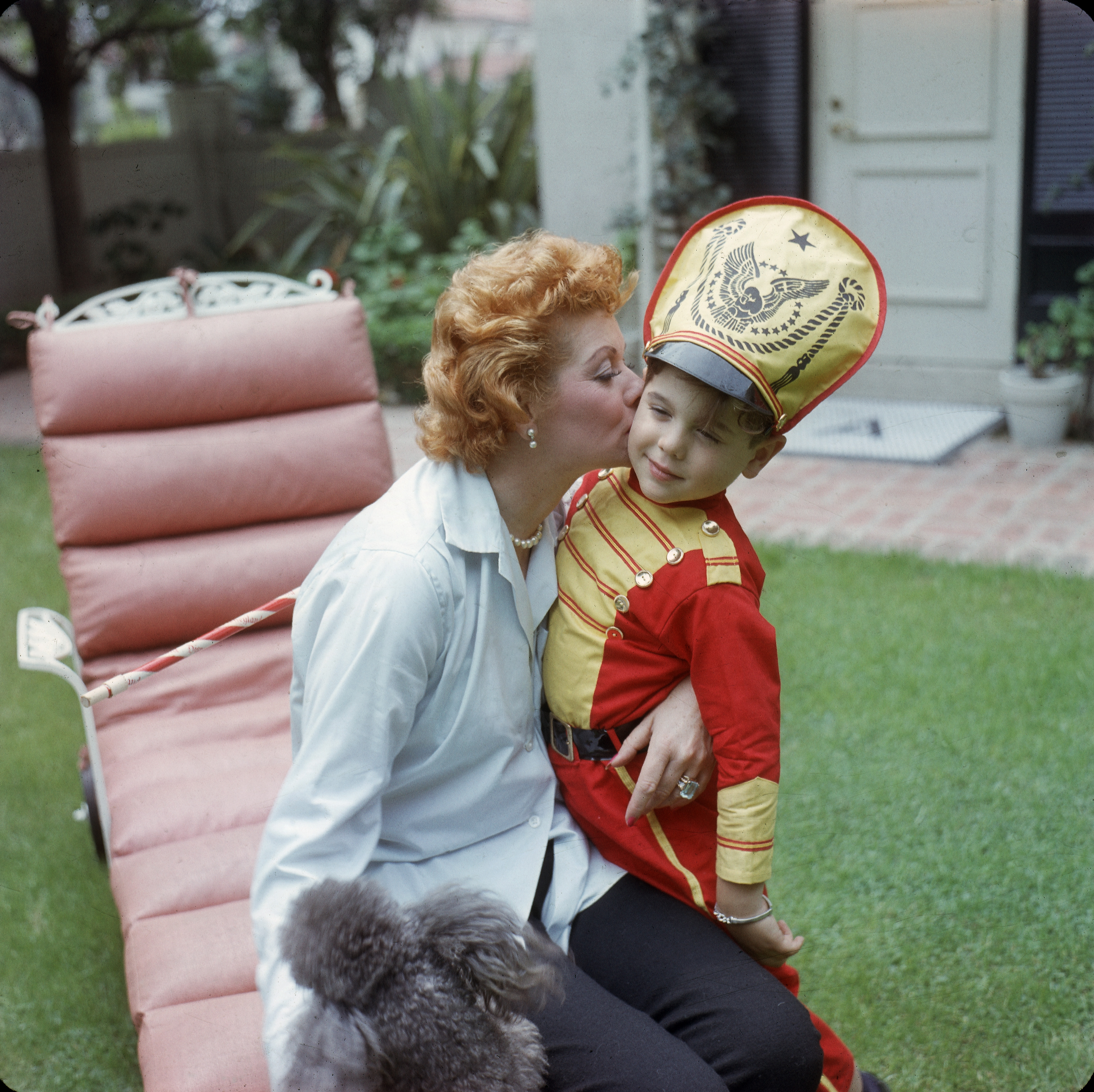 Lucille Ball und Desi Arnaz Jr. im Hinterhof ihres Hauses in Los Angeles, Kalifornien, im Jahr 1957 | Quelle: Getty Images