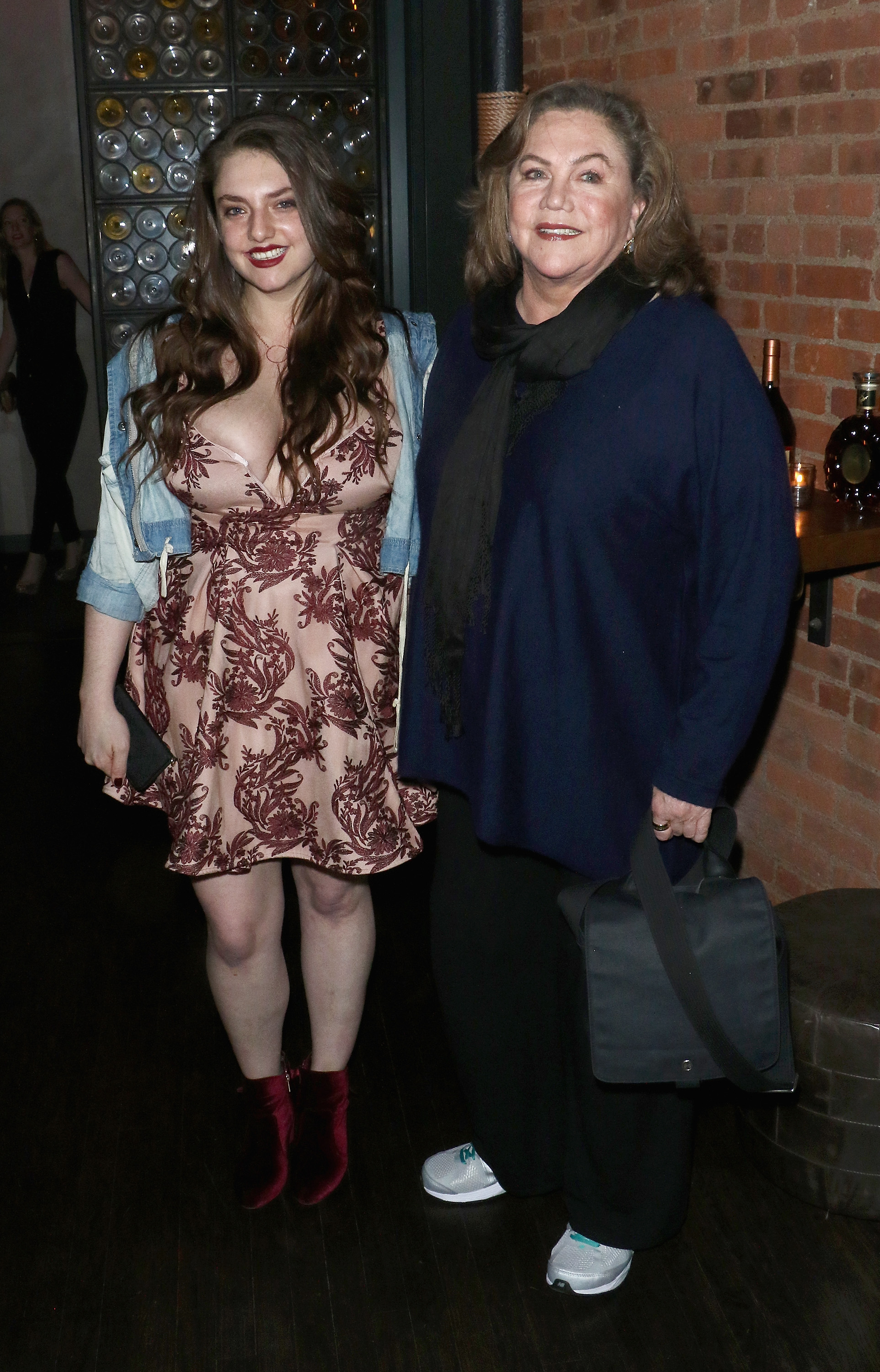 Rachel Ann Weiss und Kathleen Turner auf der "Pirates Of The Caribbean" After Party in New York im Jahr 2017 | Quelle: Getty Images