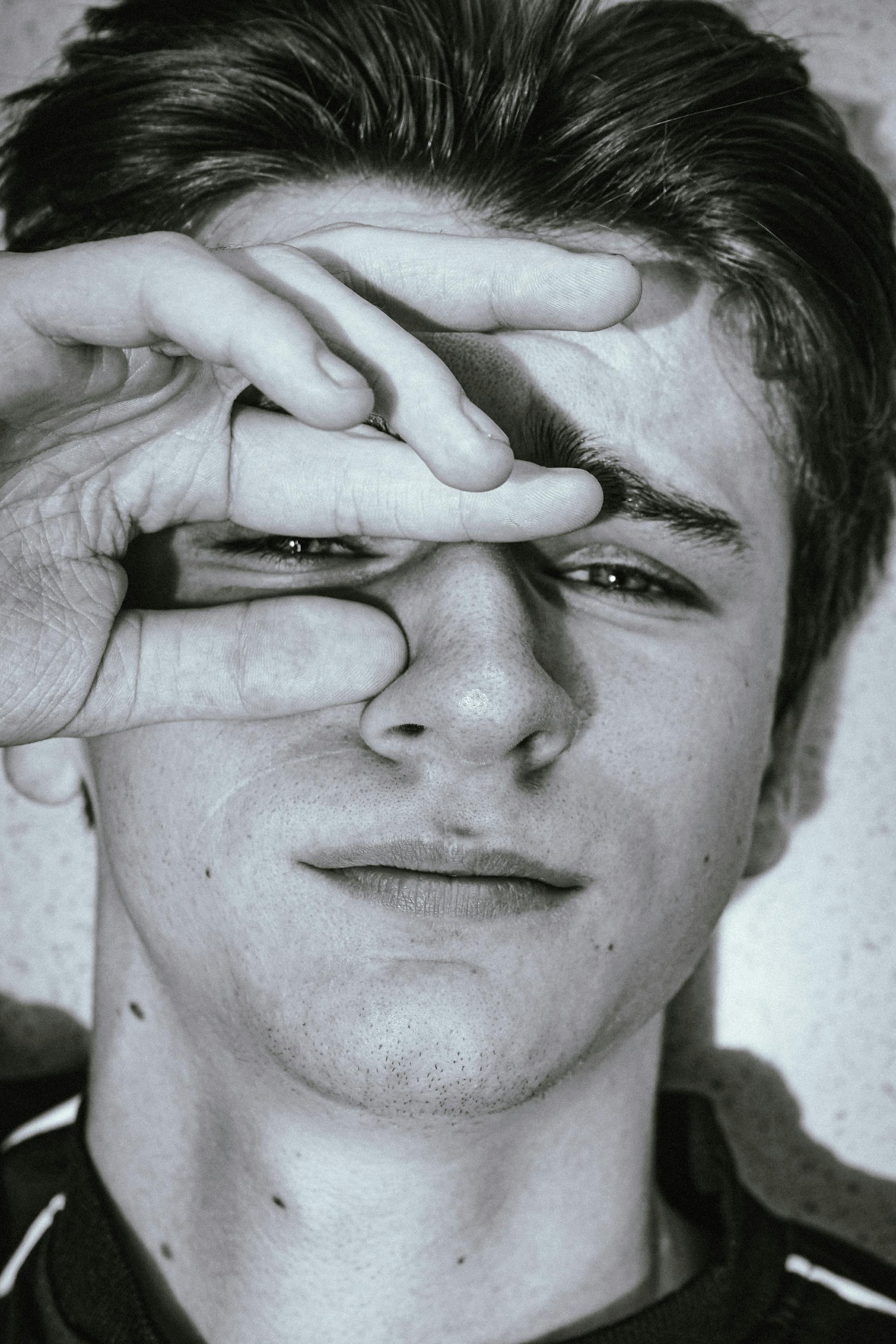 Graustufen-Porträt eines jungen Mannes | Quelle: Pexels