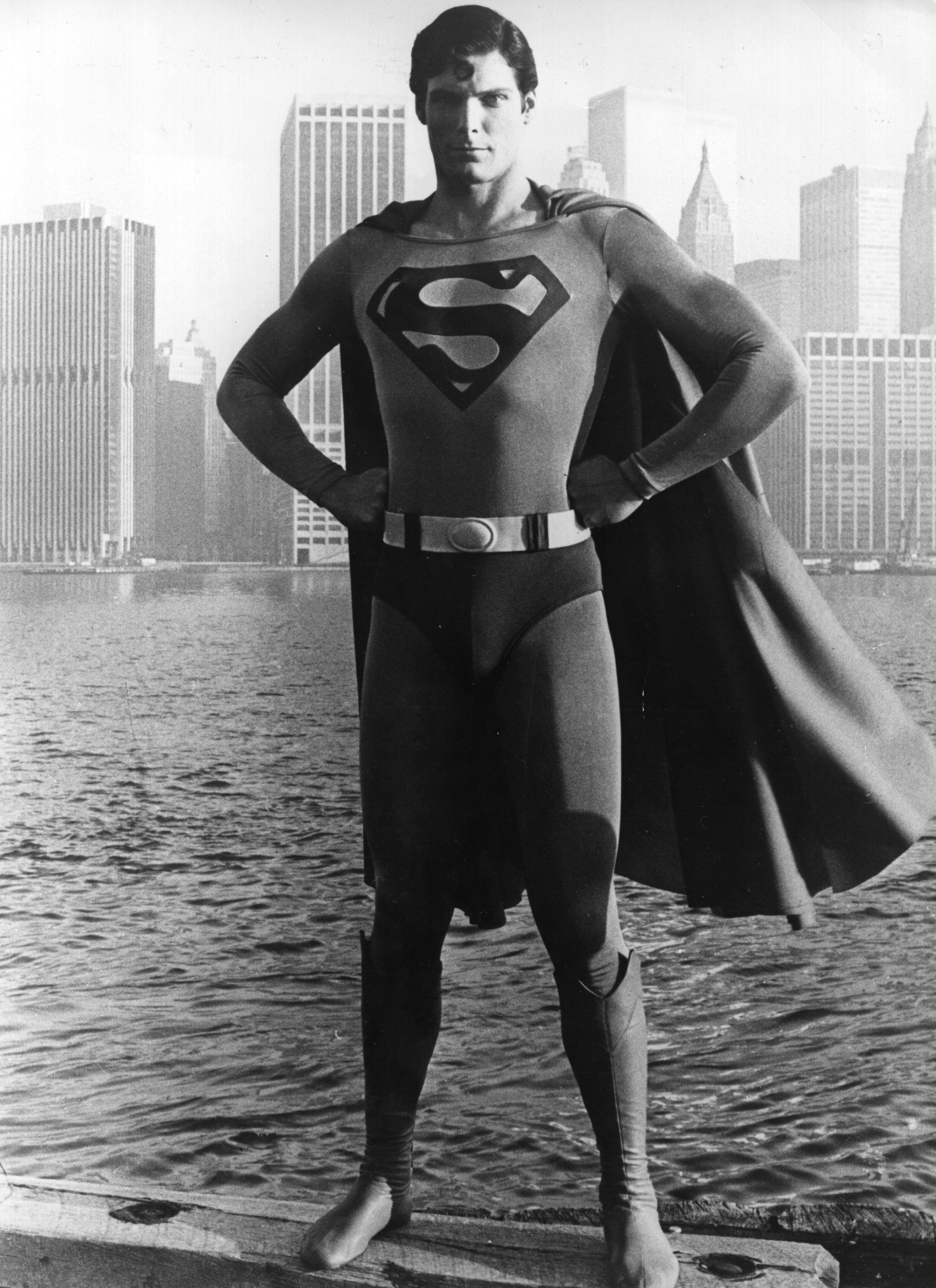 Christopher Reeve vor der Skyline von Manhattan, gekleidet wie der Comic-Held aus dem Film "Superman", am 1. Januar 1978 in New York | Quelle: Getty Images