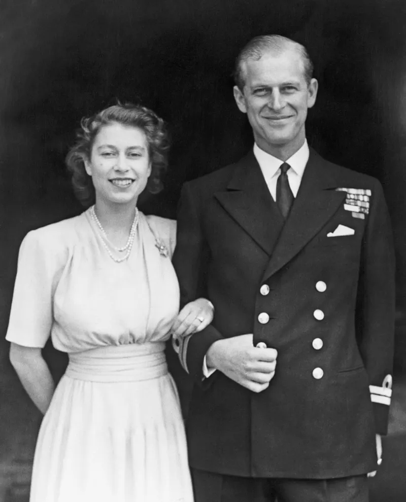 Königin Elizabeth und Philip Mountbatten, Herzog von Edinburgh, anlässlich ihrer Verlobung im Buckingham Palast in London im Jahr 1947 | Quelle: Getty Images