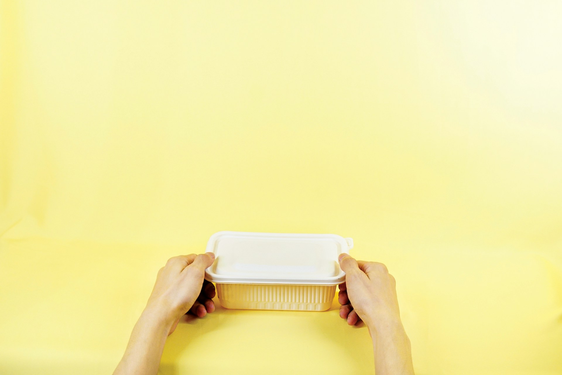 Eine Frau hält ihre Lunchbox | Quelle: Unsplash