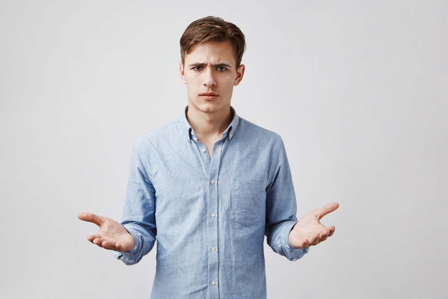 Ein verärgerter junger Mann | Quelle: Freepik