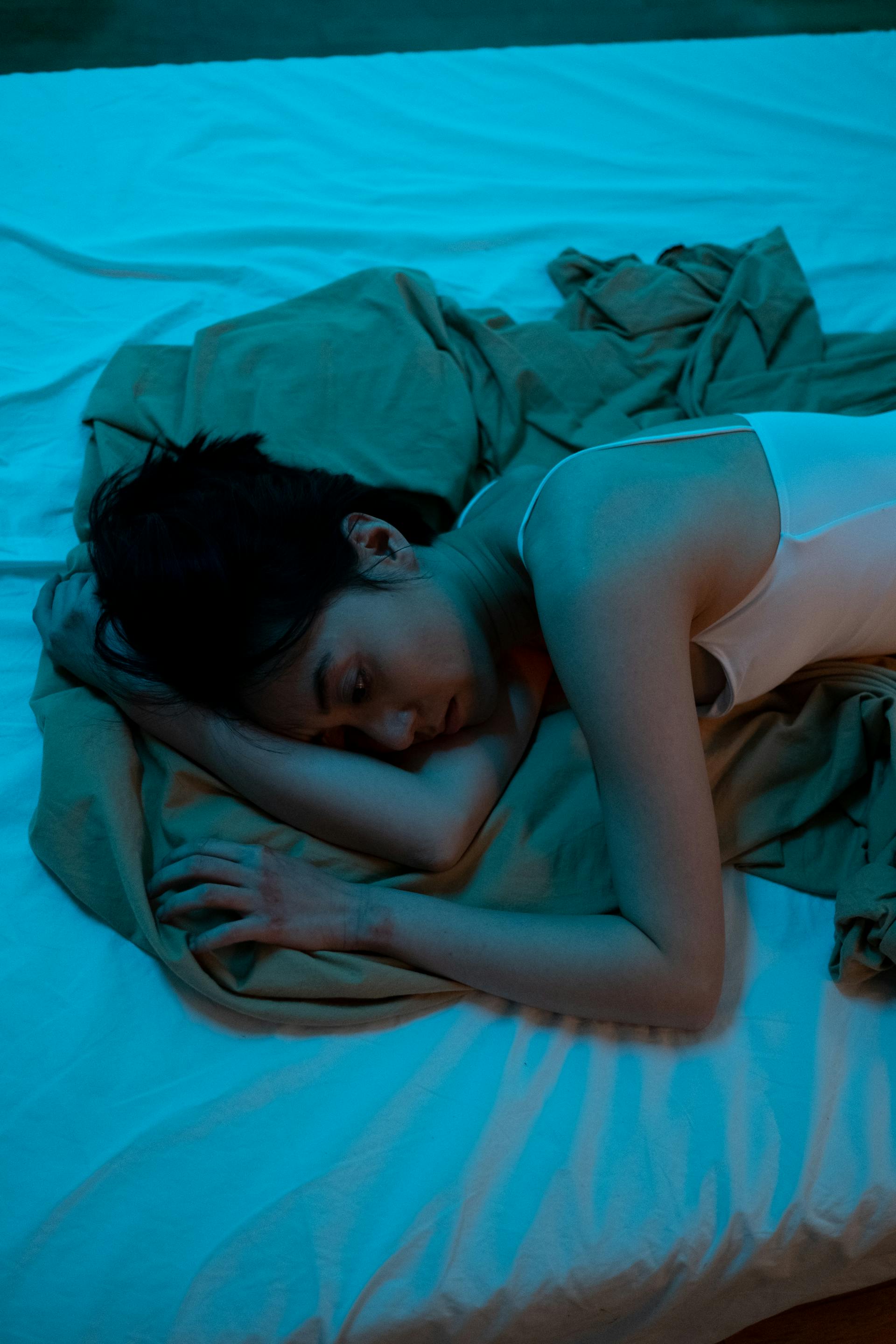 Eine unglückliche Frau, die im Bett liegt | Quelle: Pexels
