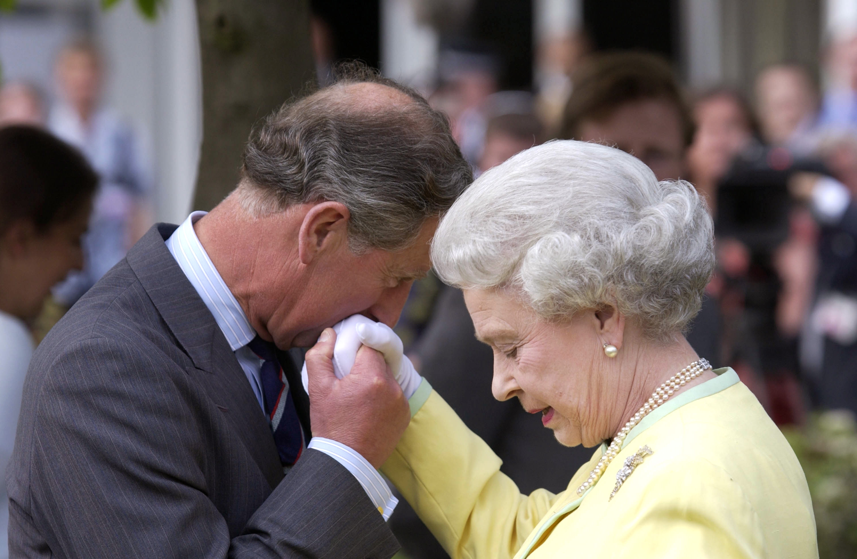 König Charles III., ehemaliger Prinz von Wales, küsst die Hand von Königin Elisabeth II. bei der Chelsea Flower Show 2002: Getty Images