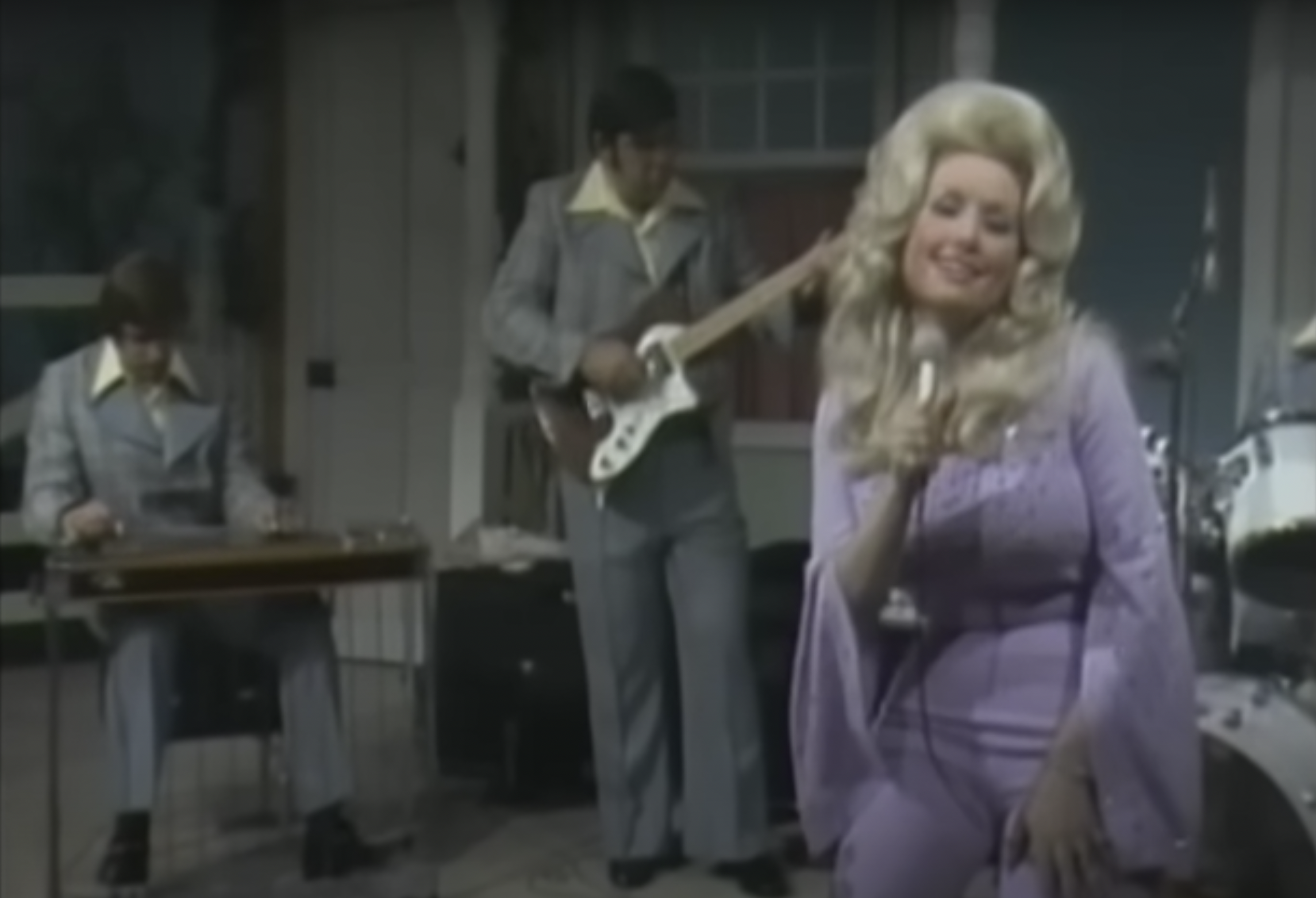 Dolly Parton performt "I Will Always Love You" live, gepostet am 7. Dezember 2021 | Quelle: YouTube/ShoutFactoryVEVO