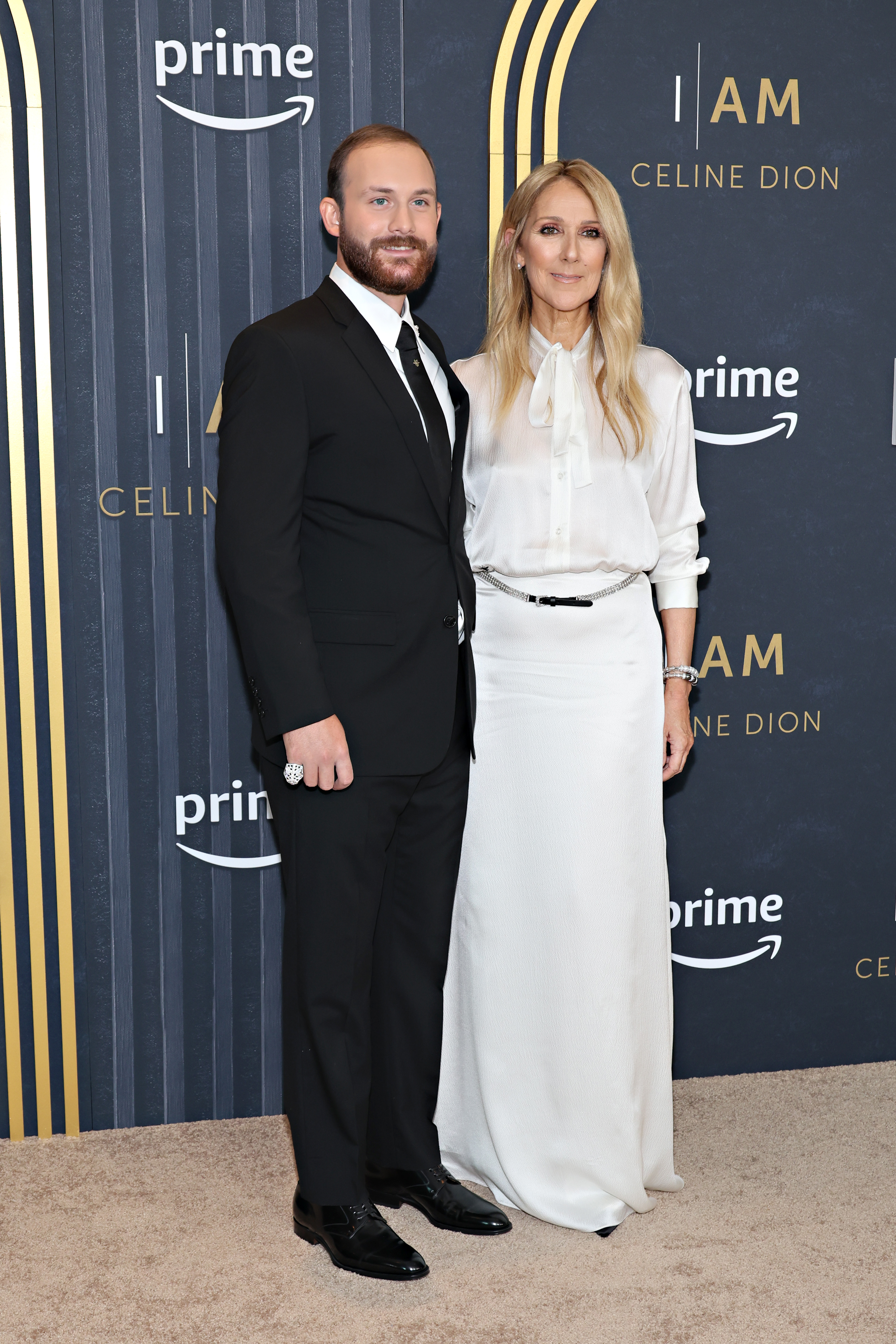 Rene-Charles Angélil und Celine Dion lächeln vor der Presse bei der Sondervorführung von "I Am: Celine Dion" in New York City am 17. Juni 2024. | Quelle: Getty Images