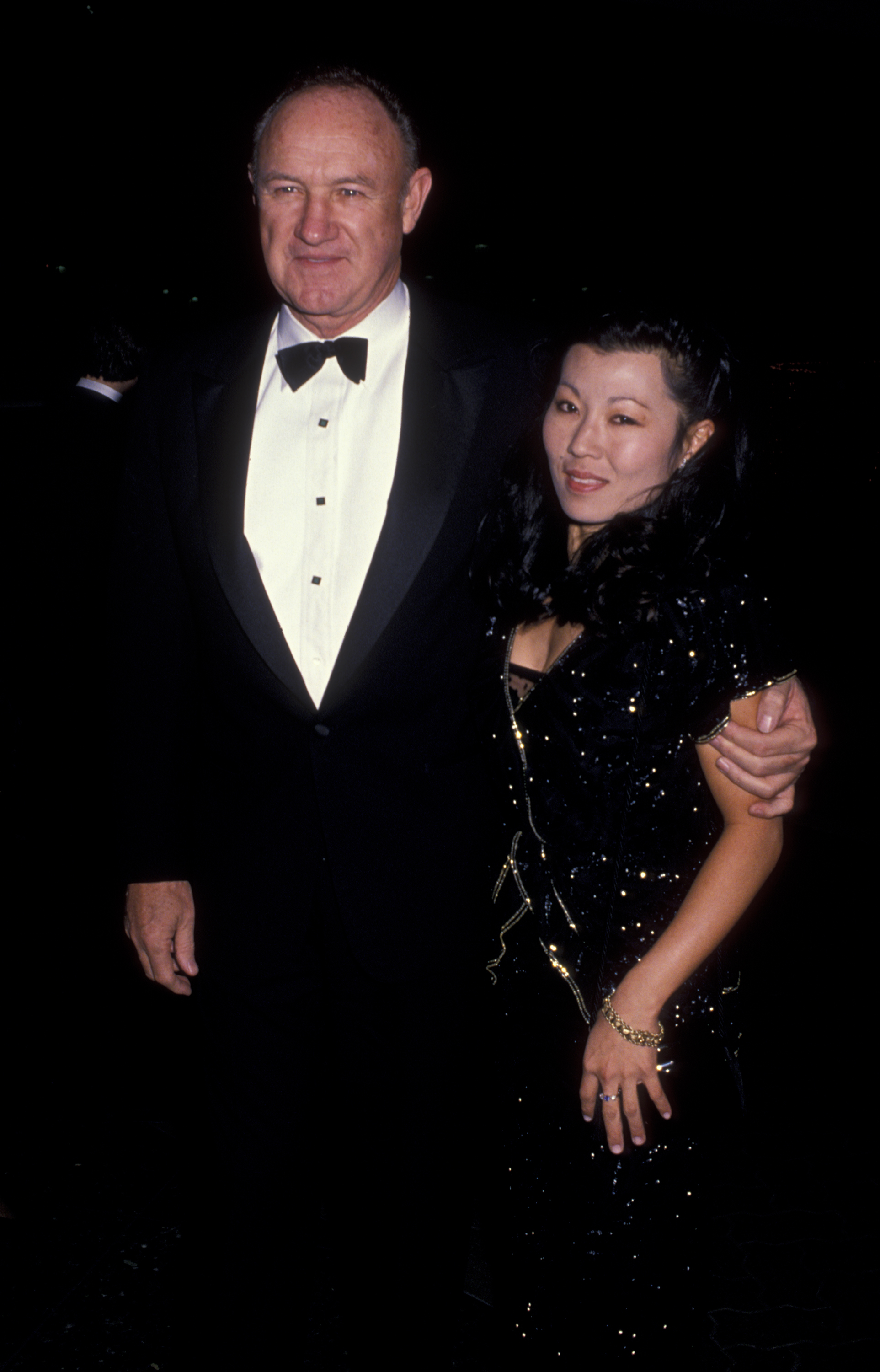 Gene Hackman und Betsy Arakawa beim Toyota Pro-Celebrity Race in Long Beach, Kalifornien, am 4. April 1987. | Quelle: Getty Images