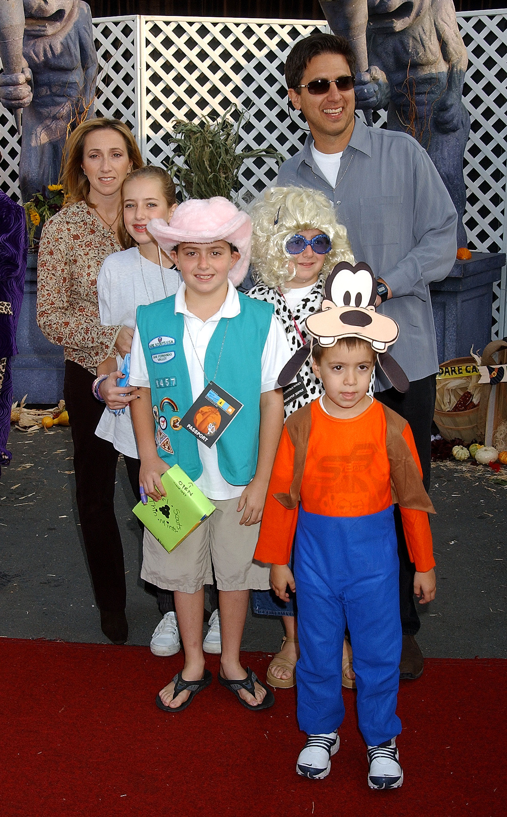 Ray Romano mit seiner Frau und seinen Kindern, fotografiert am 26. Oktober 2002 in Santa Monica, Kalifornien | Quelle: Getty Images