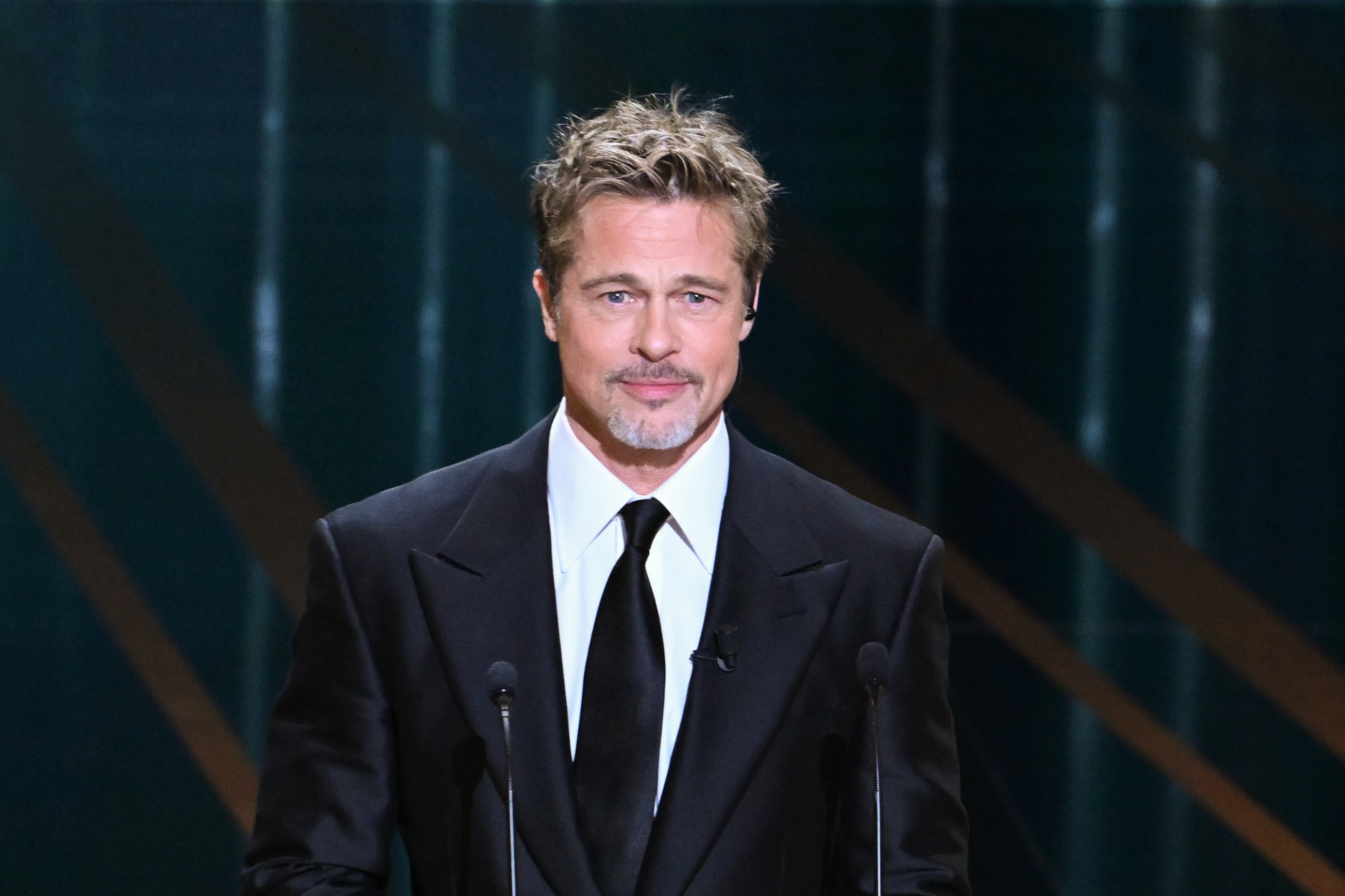 Brad Pitt auf der Bühne bei den 48. Cesar Film Awards am 24. Februar 2023 in Paris, Frankreich. | Quelle: Getty Images