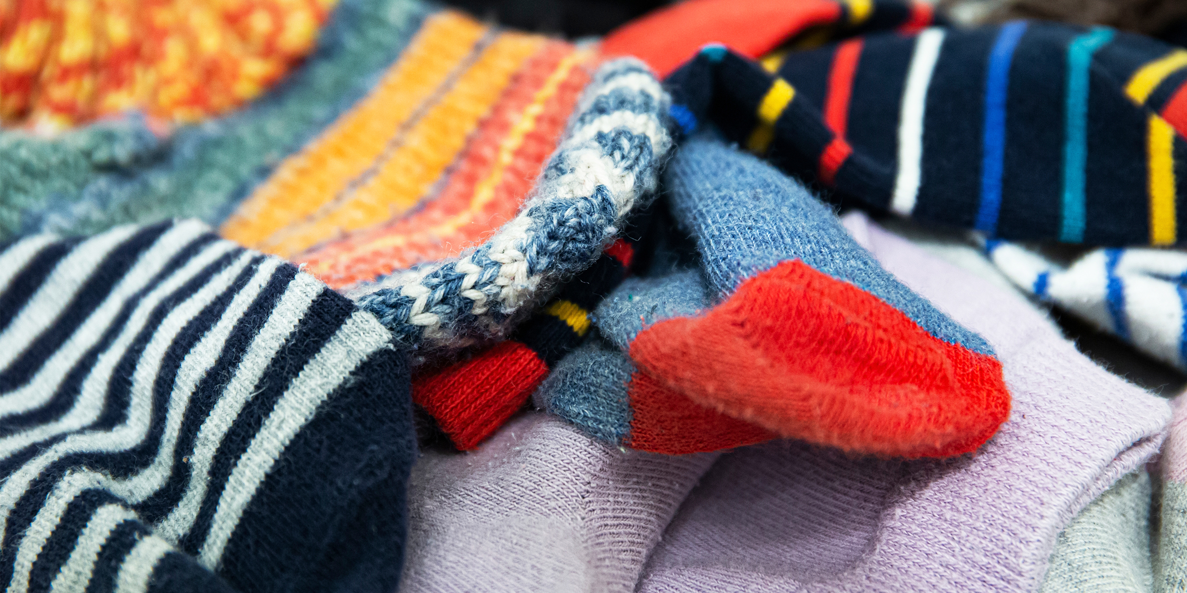 Ein Stapel bunter Socken | Quelle: Shutterstock