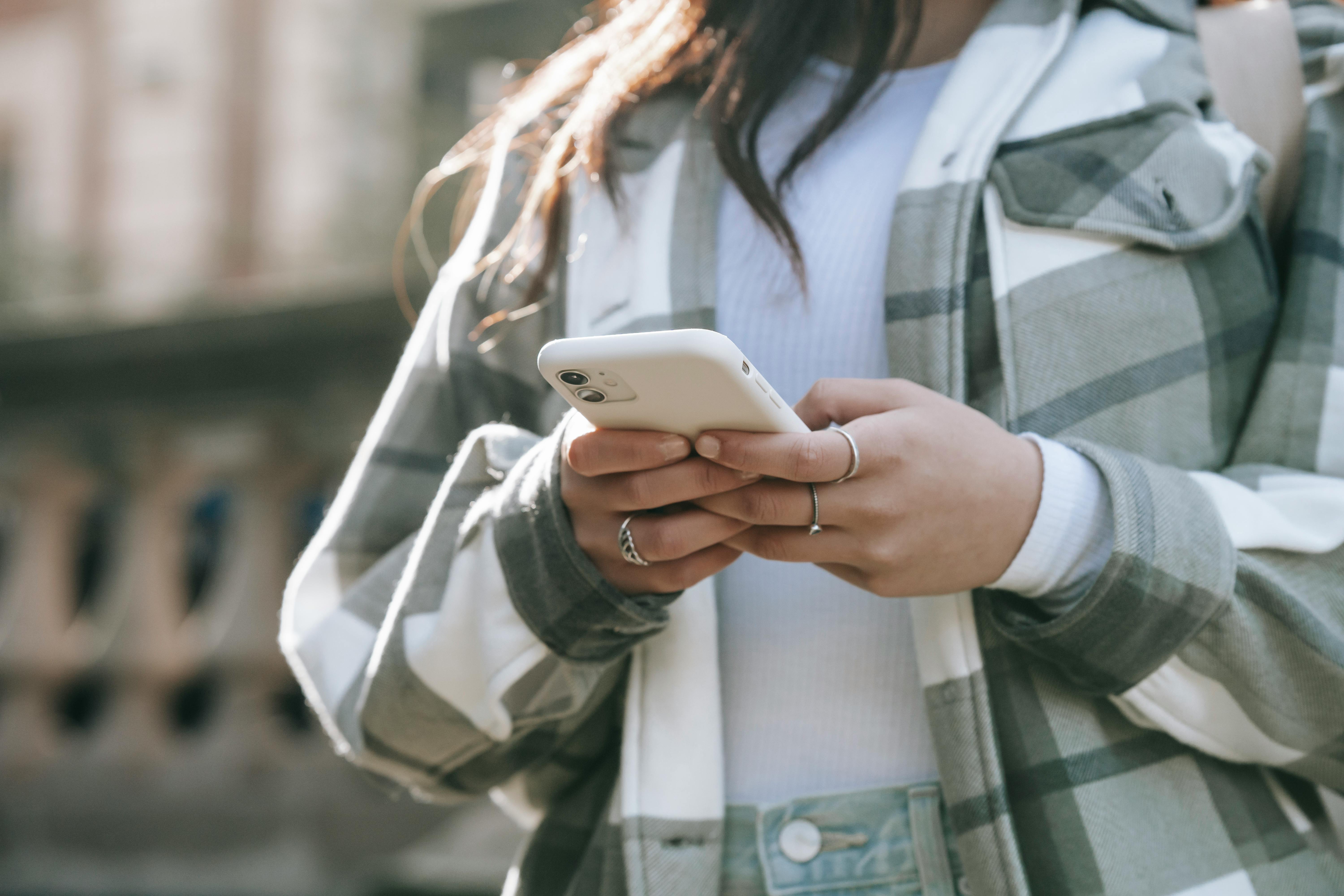 Eine Person, die etwas auf ihrem Telefon überprüft | Quelle: Pexels