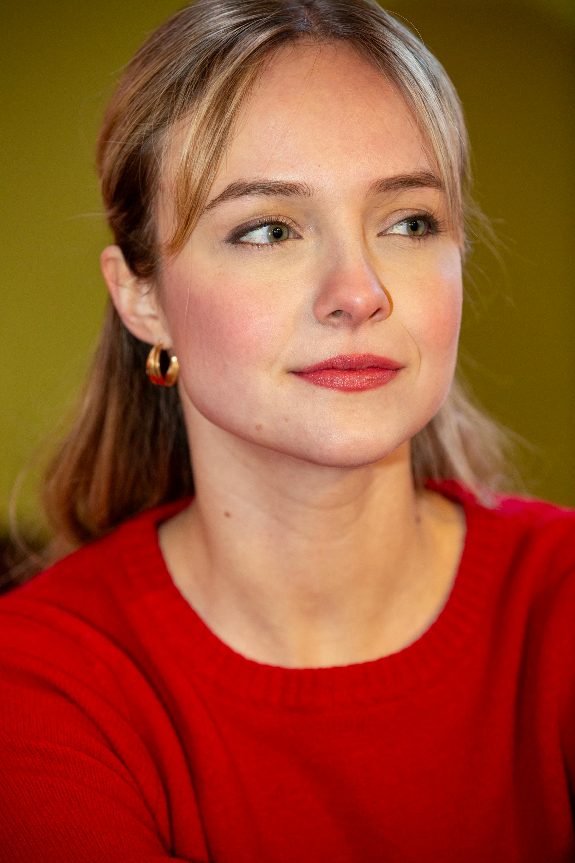 Eine lächelnde Frau, die jemanden anschaut | Quelle: Pexels