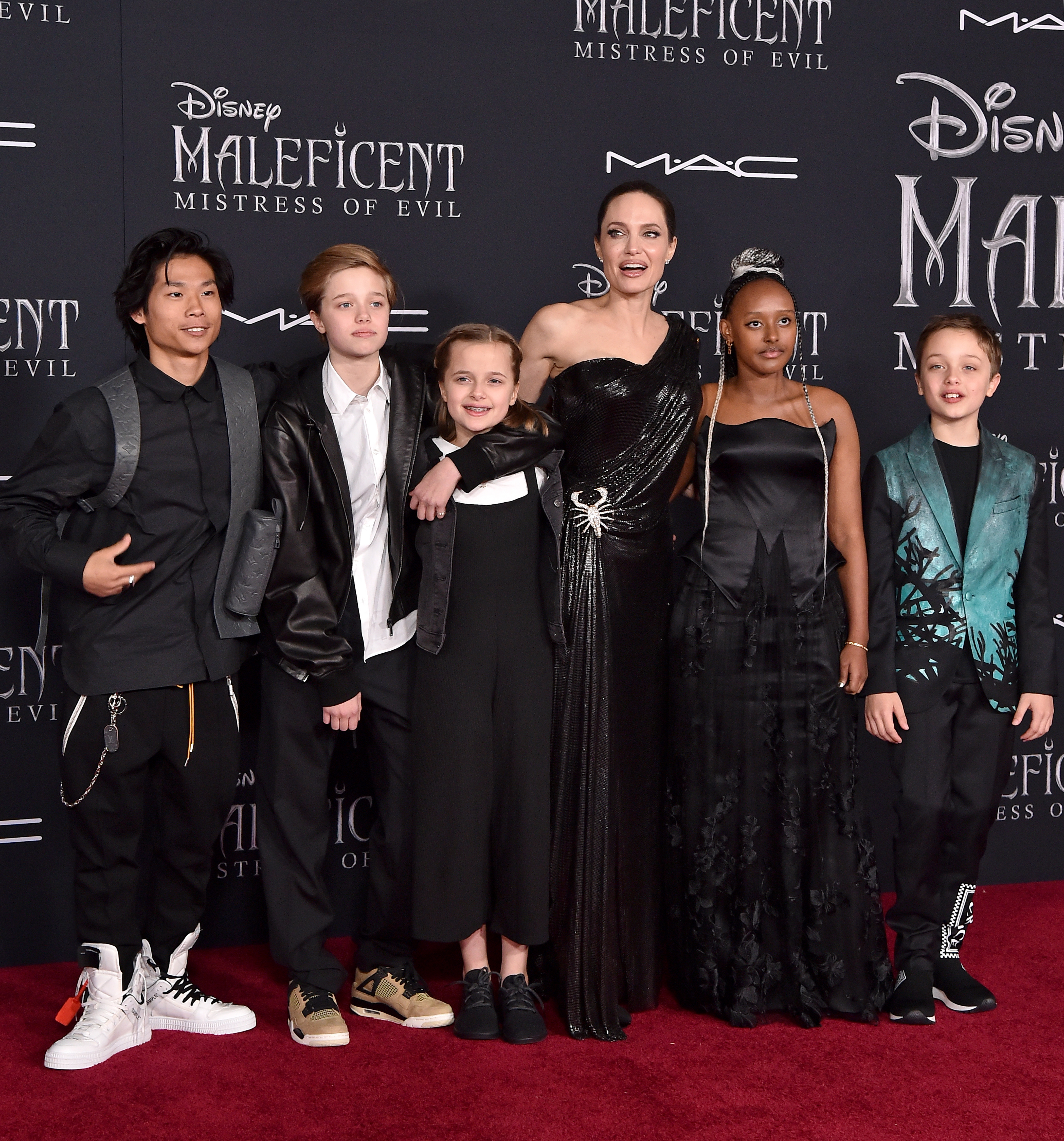 Pax, Shiloh, Vivienne, Zahara und Knox Jolie-Pitt mit Angelina Jolie bei der Weltpremiere von "Maleficent: Mistress of Evil" im El Capitan Theatre am 30. September 2019 in Los Angeles, Kalifornien. | Quelle: Getty Images