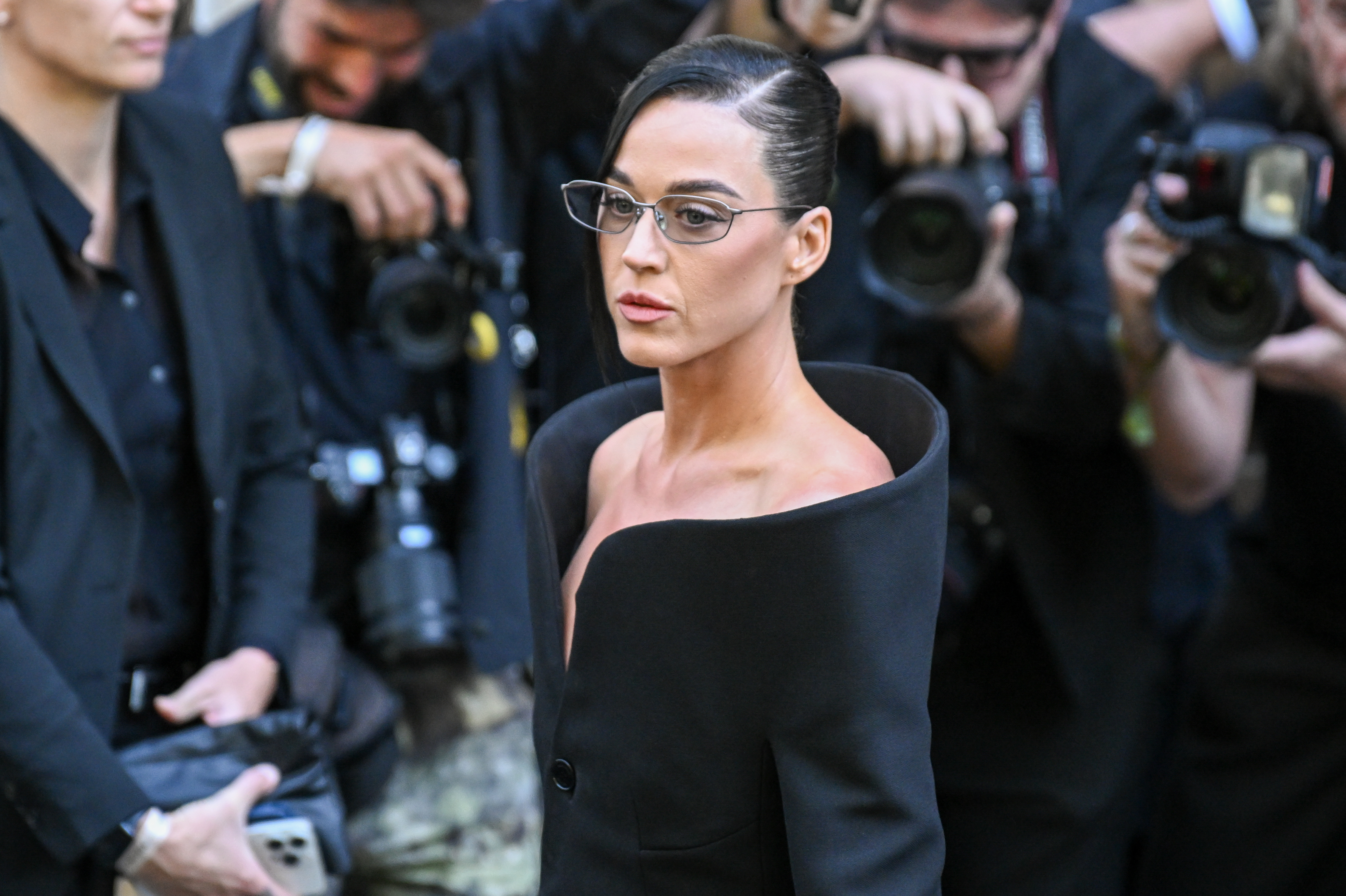 Der Rechtsstreit um Perrys Villa in Montecito ging weiter, obwohl ein Richter den Kaufvertrag bestätigt hatte. Die Sängerin, die hier am 9. Juli 2025 auf der Pariser Modewoche in einem schwarzen, schulterfreien Outfit zu sehen ist, war weiterhin in den Streit um finanzielle Entschädigungen verwickelt. | Quelle: Getty Images