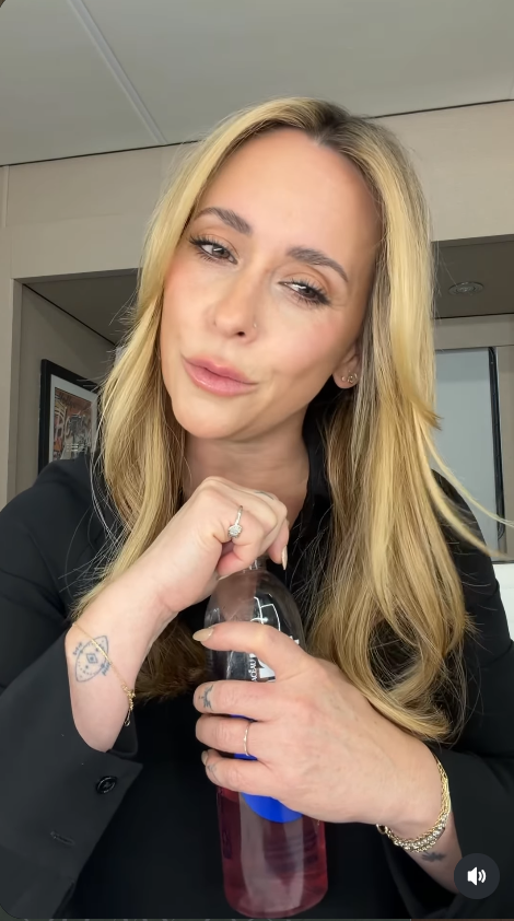 Hewitt bekam auch positive Reaktionen von Fans, die fanden, dass sie trotz der Veränderungen im Laufe der Jahre immer noch wunderschön aussieht. | Quelle: Instagram/jenniferlovehewitt