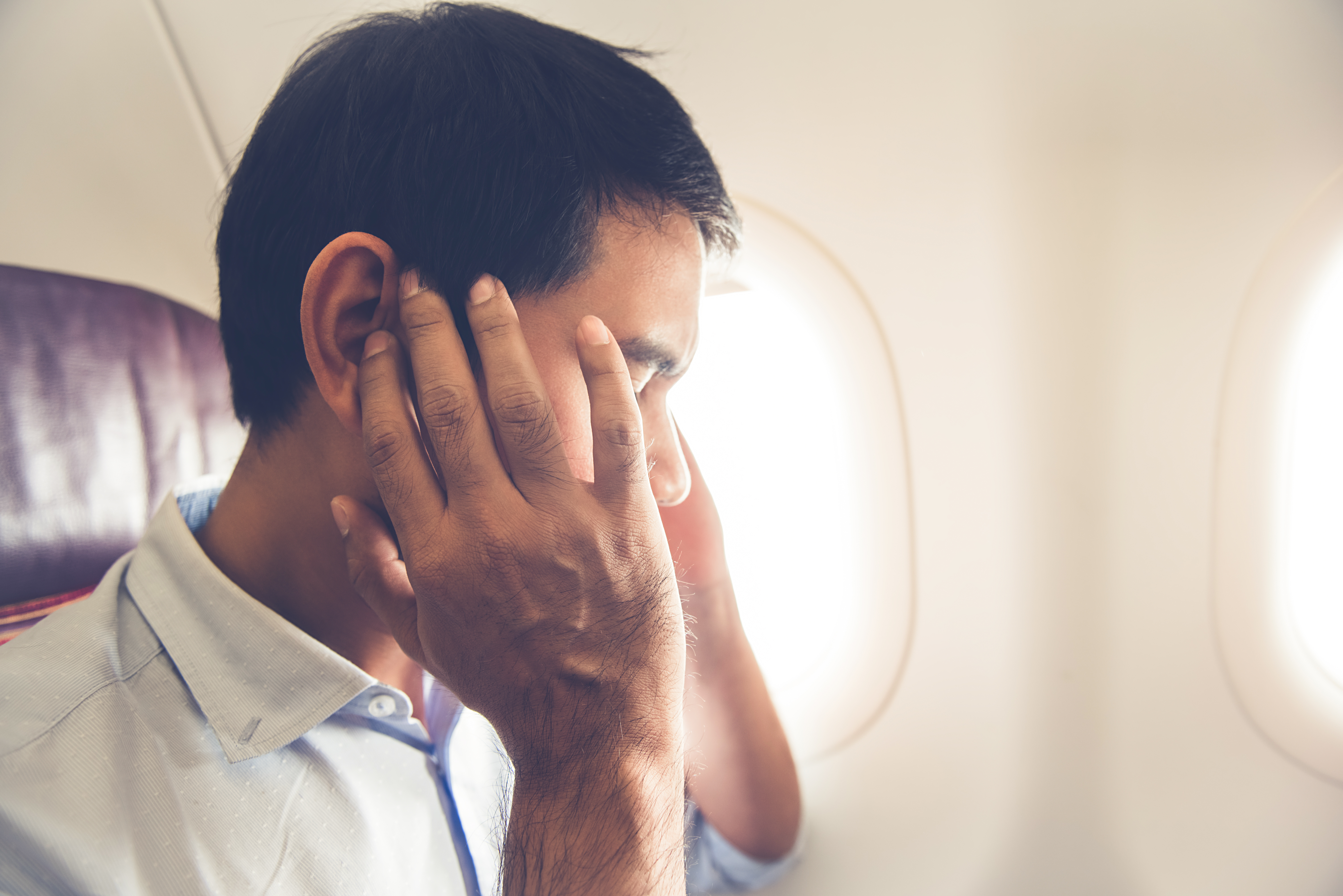 Ein frustrierter männlicher Flugpassagier | Quelle: Shutterstock