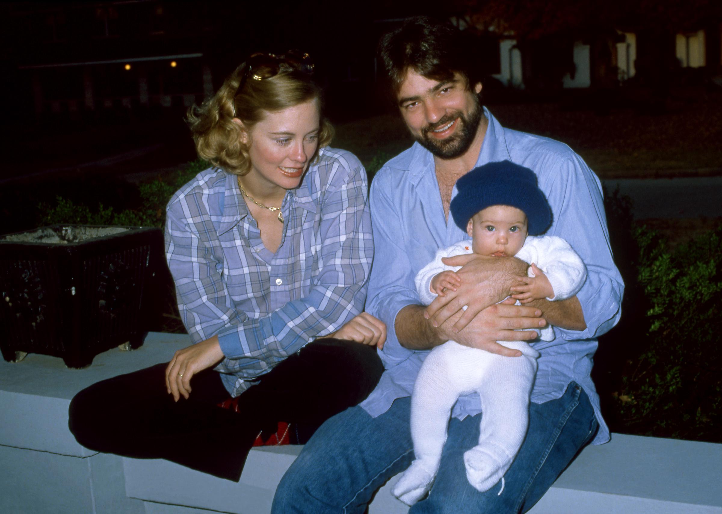 Cybill Shepherd und David Ford mit ihrer Tochter Clementine Ford in Los Angeles, Kalifornien, um 1979. | Quelle: Getty Images