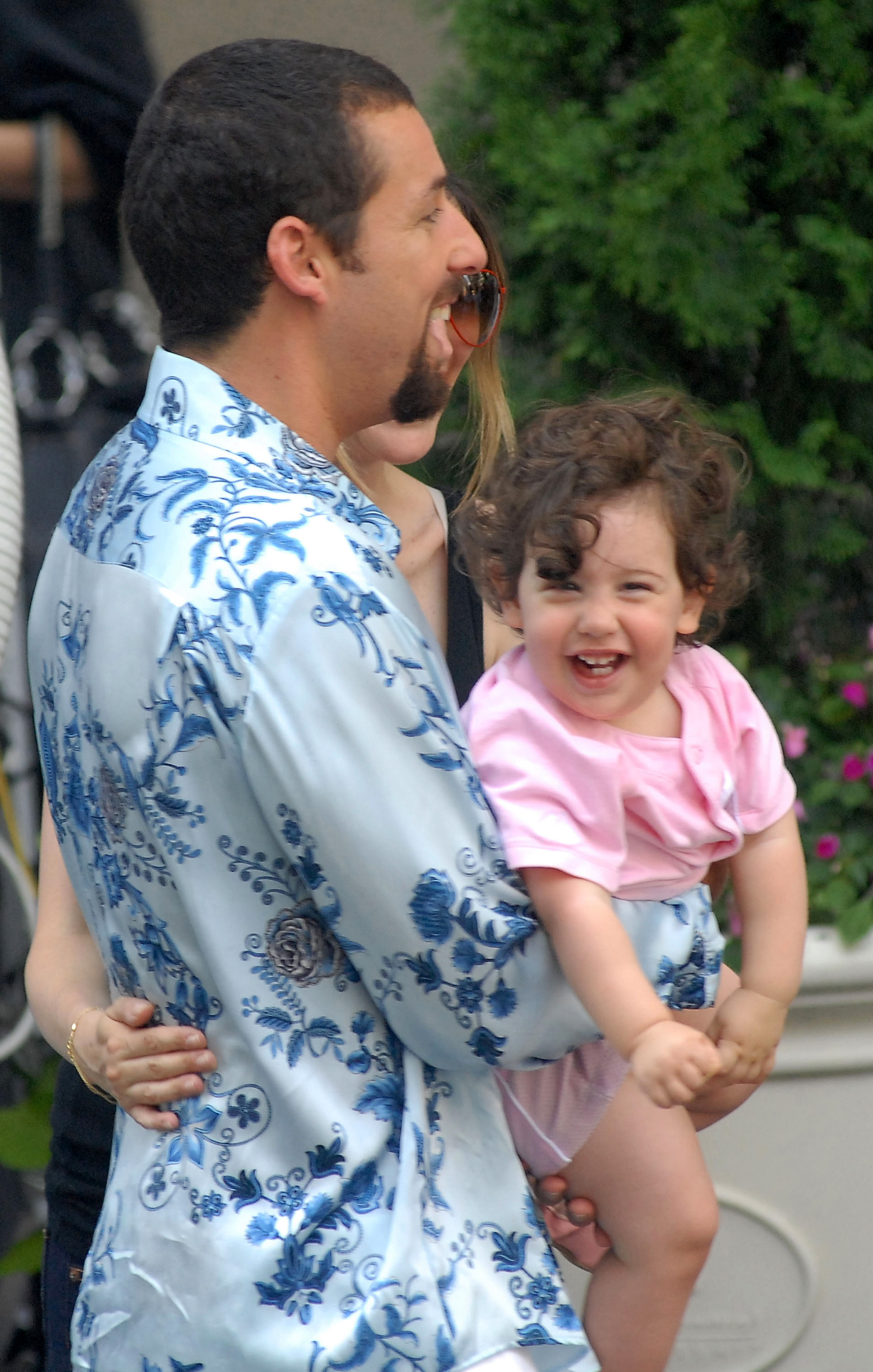 Adam und Sadie Sandler am Set von "You Don't Mess With The Zohan" in New York am 1. August 2007. | Quelle: Getty Images