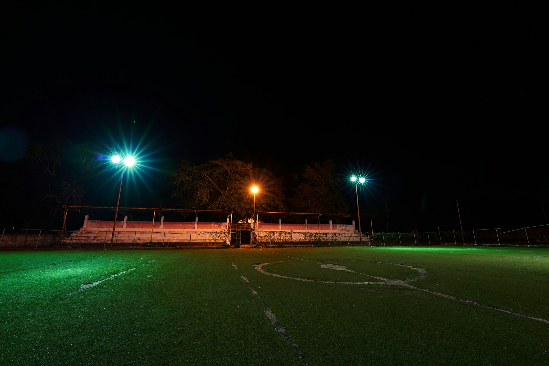 Ein leeres Fußballfeld bei Nacht | Quelle: Unsplash