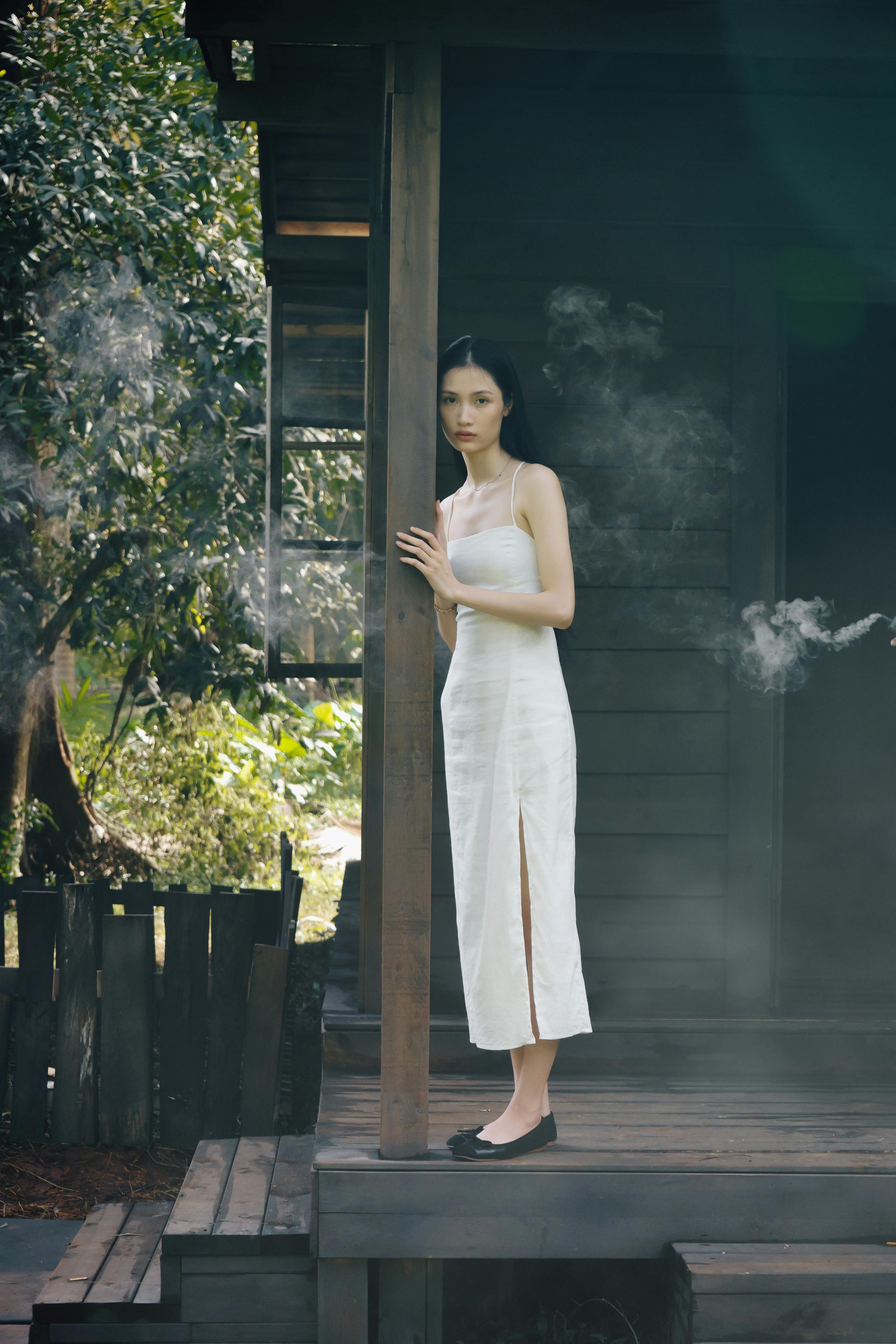 Frau steht auf der Veranda | Quelle: Pexels