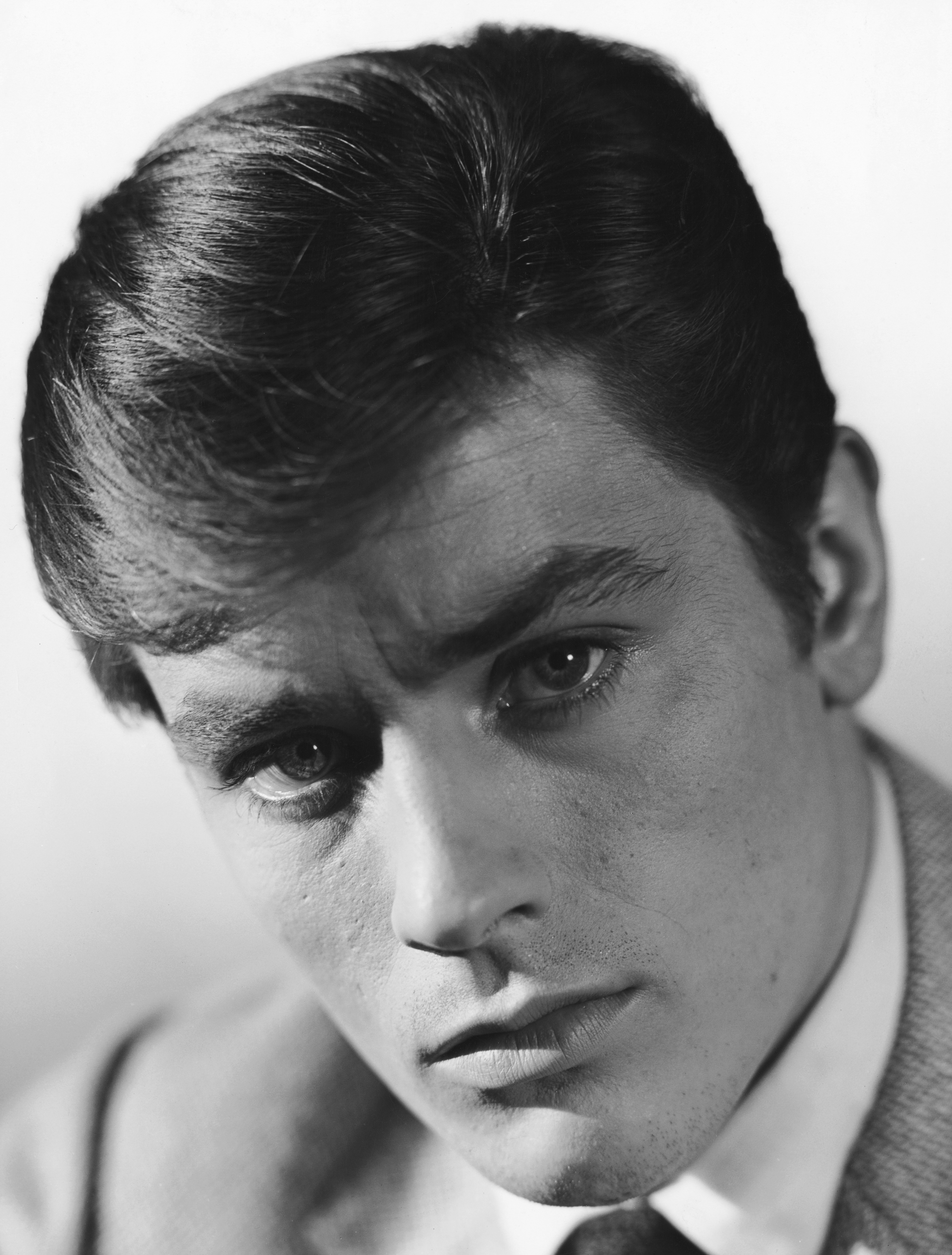 Der französische Schauspieler Alain Delon am 01. Januar 1955 | Quelle: Getty Images