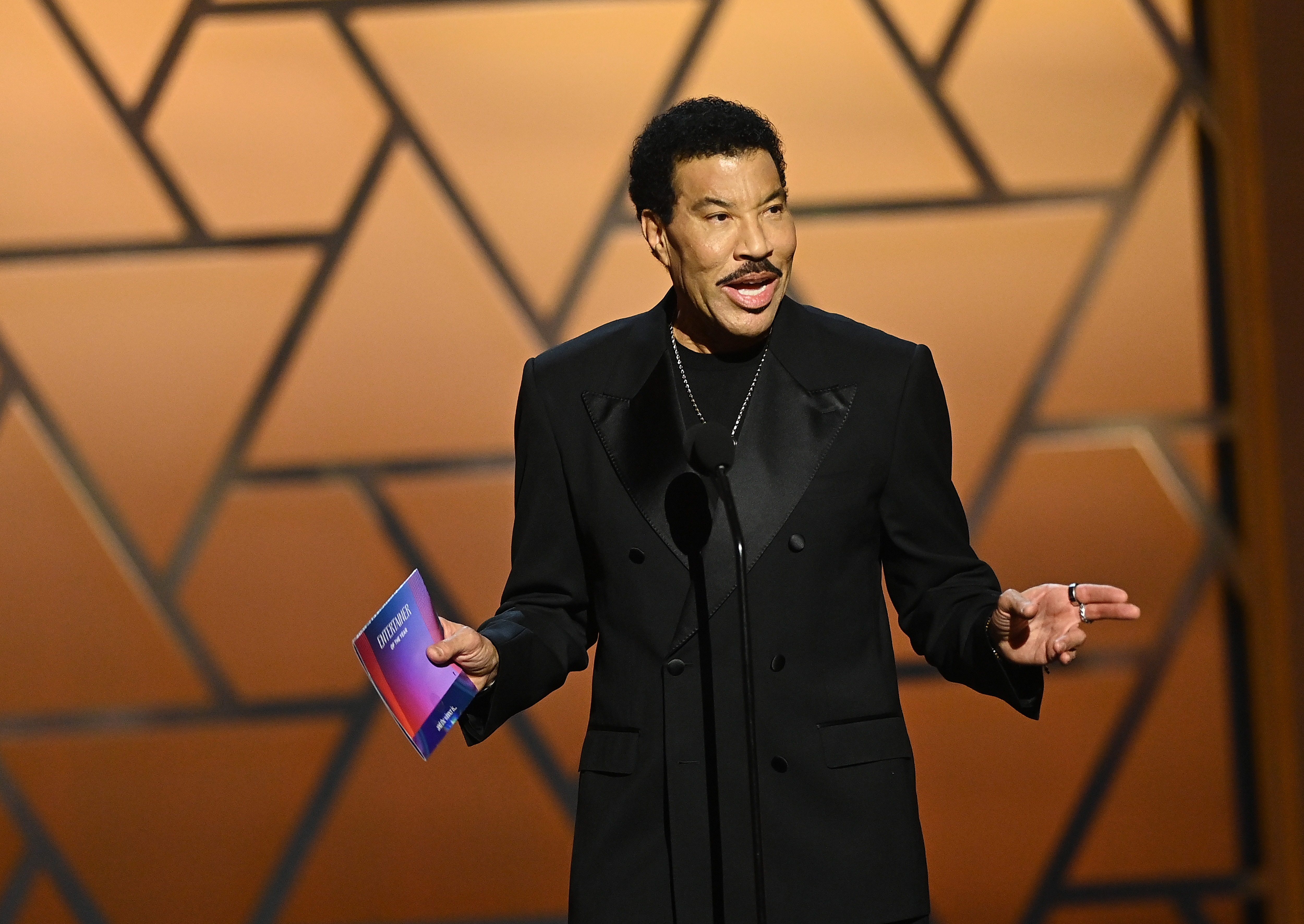 Richie hält im Februar 2026 eine Rede auf der Bühne bei den NAACP Image Awards – Monate vor seinem ersten gemeldeten Gesundheitsschreck in diesem Sommer. Im Juni wurde ein Konzert in St. Paul vorzeitig abgebrochen, nachdem er sich unwohl gefühlt hatte und vorsorglich ins Krankenhaus gebracht wurde. | Quelle: Getty Images