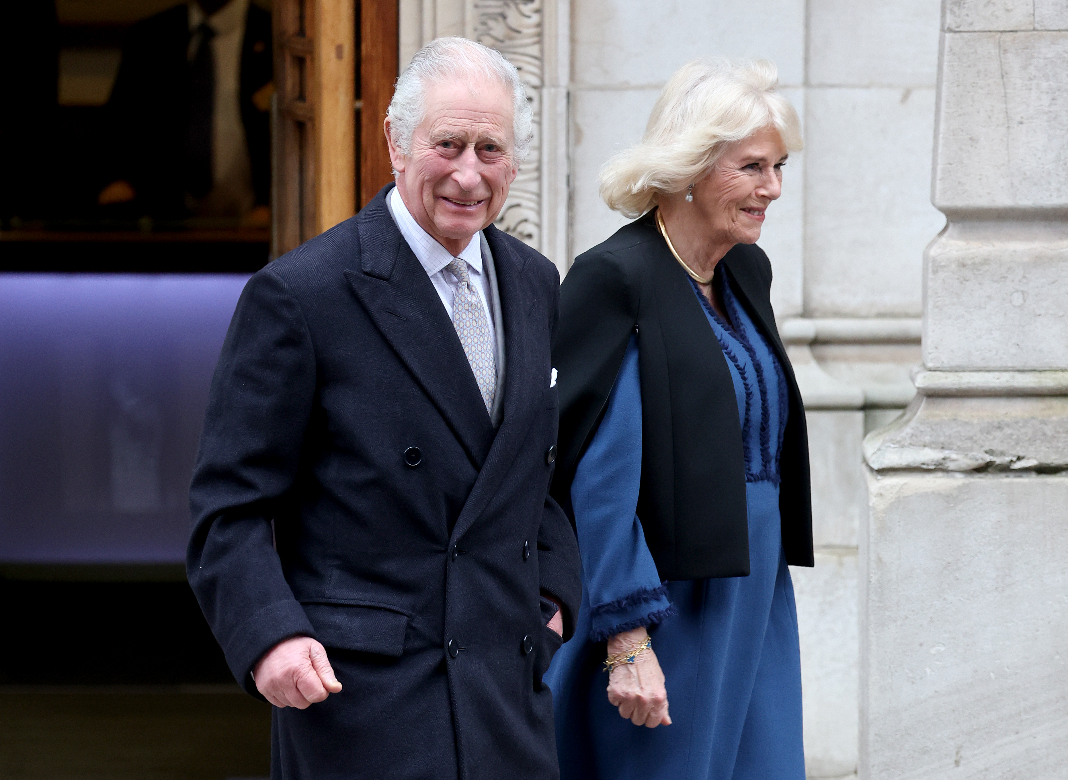 König Charles III. verlässt die Londoner Klinik mit Königin Camilla am 29. Januar 2024 in London, England | Quelle: Getty Images