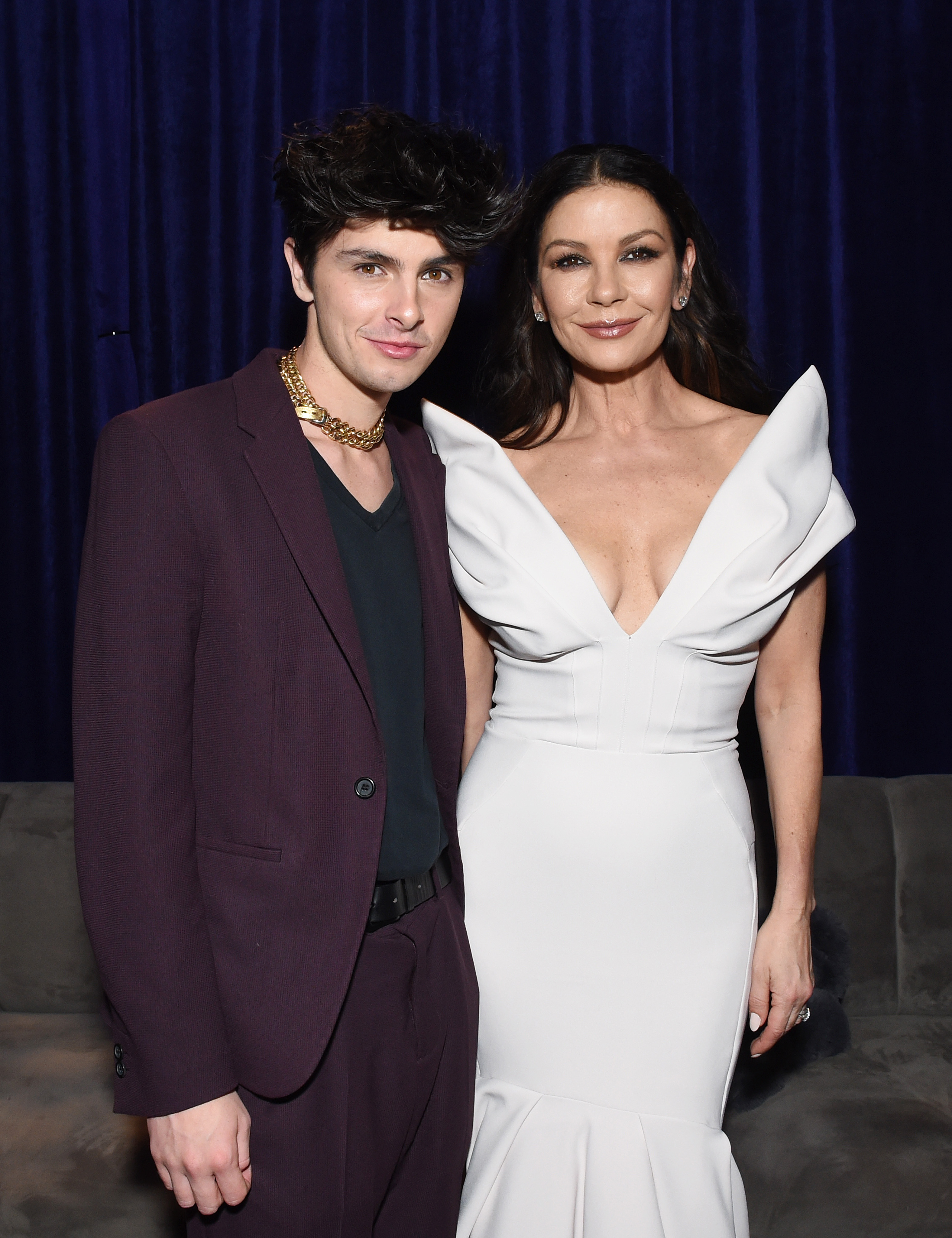 Dylan Douglas und Catherine Zeta-Jones bei der Weltpremiere von Netflix' "Wednesday" im Hollywood Legion Theater am 16. November 2022 in Los Angeles, Kalifornien | Quelle: Getty Images