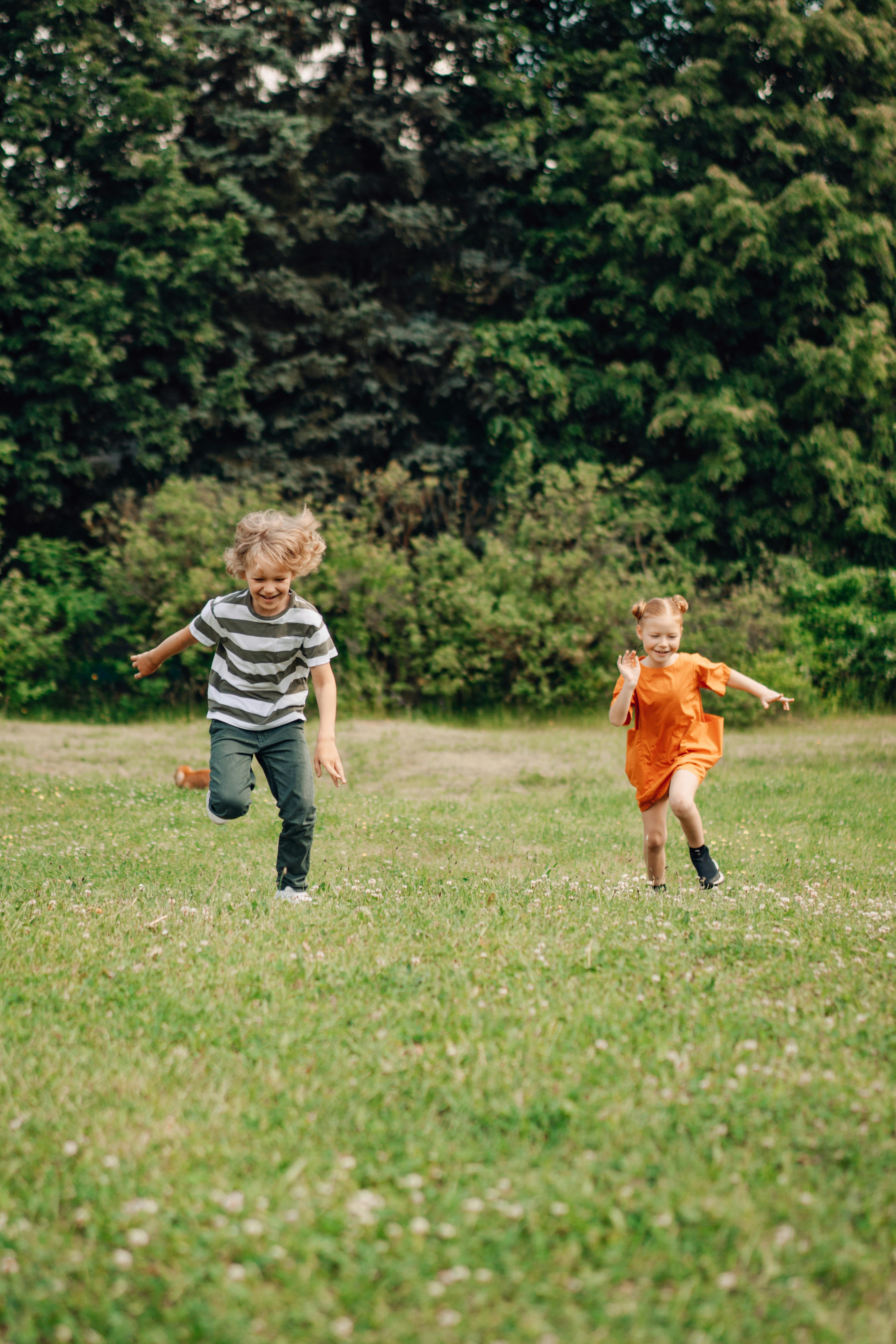 Kinder spielen im Freien | Quelle: Midjourney